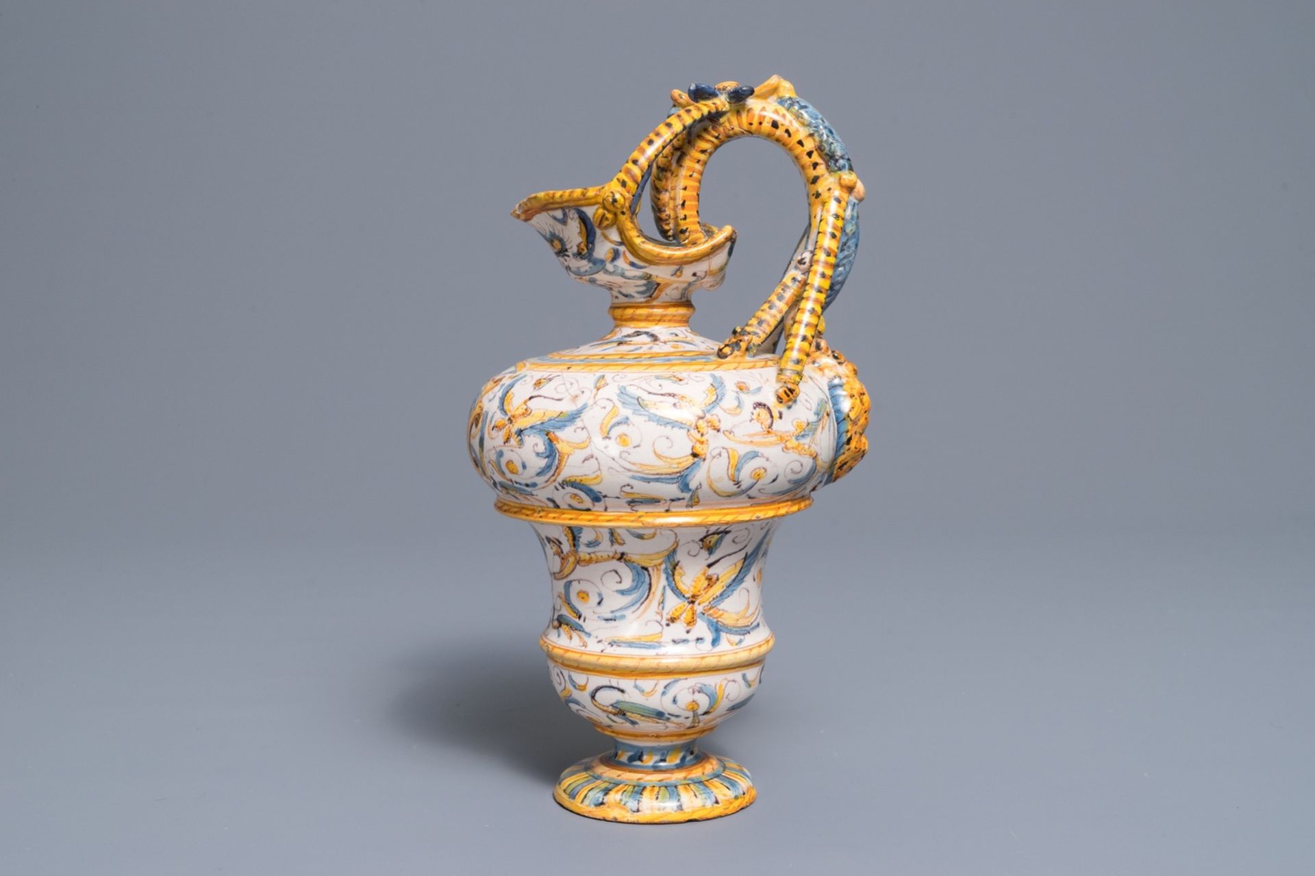 An Italian maiolica jug with grotesques, Caltagirone or Deruta, 17th C. - Image 2 of 7