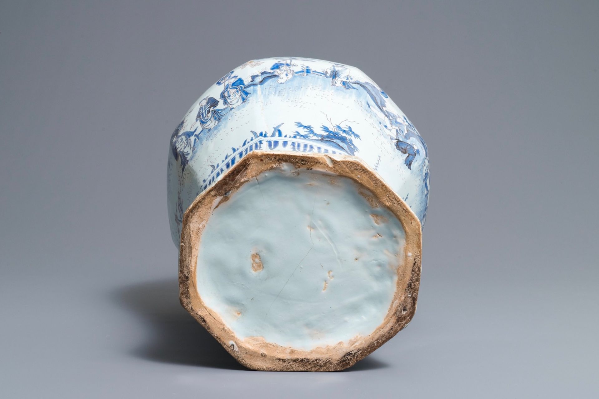 A large blue, white and manganese octagonal chinoiserie vase and cover, Nevers, 18th C. - Image 7 of 7