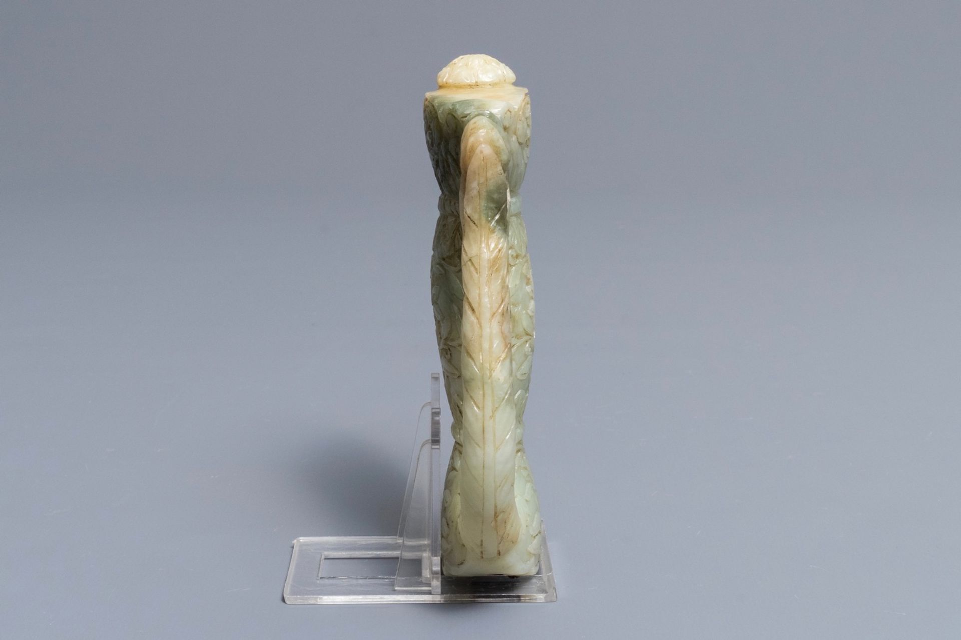 A Mughal-style carved celadon jade sword hilt, India, 19/20th C. - Image 4 of 6