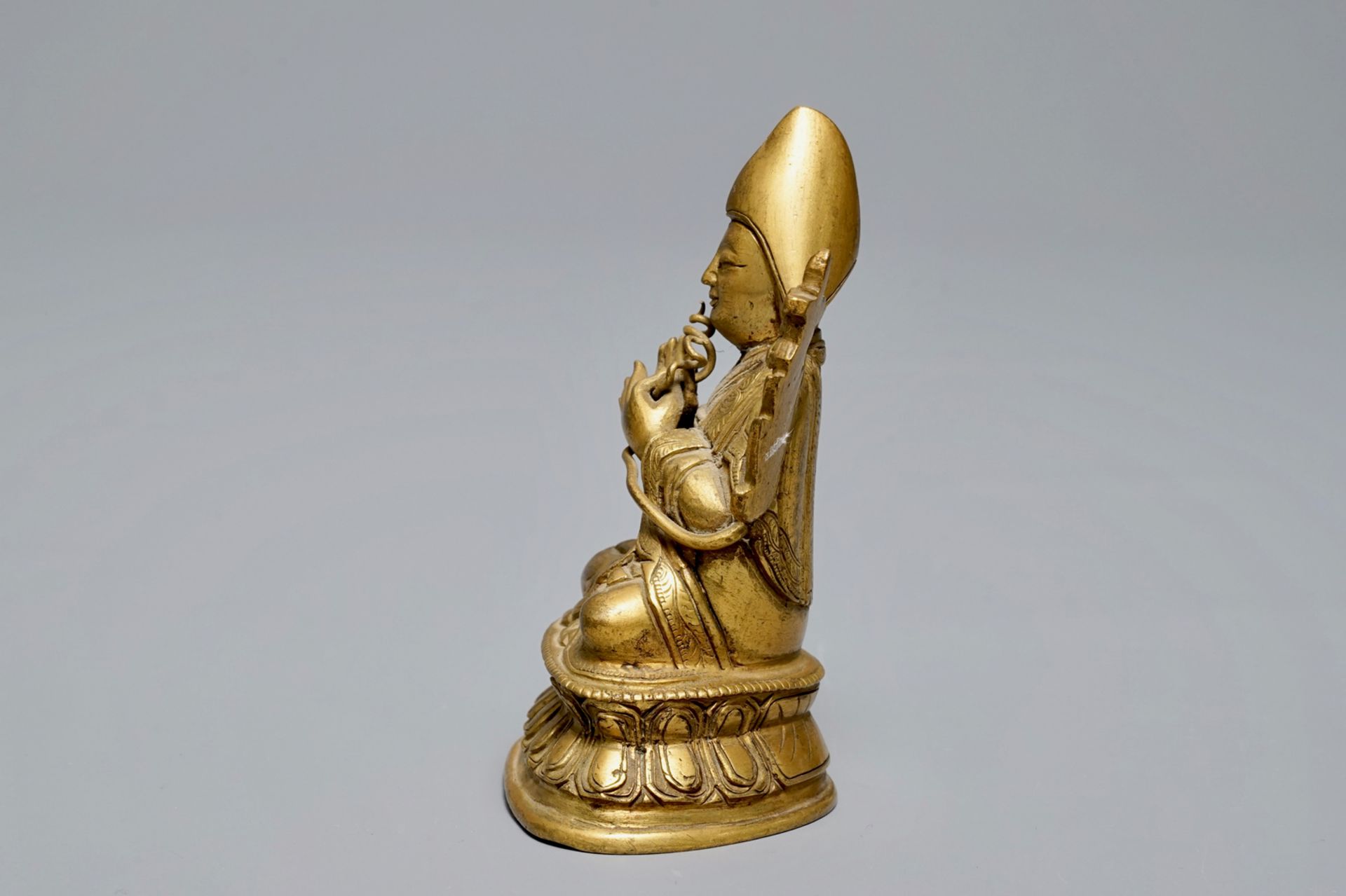 A Sino-Tibetan gilt bronze figure of Tsongkhapa, 18/19th C. - Image 4 of 6