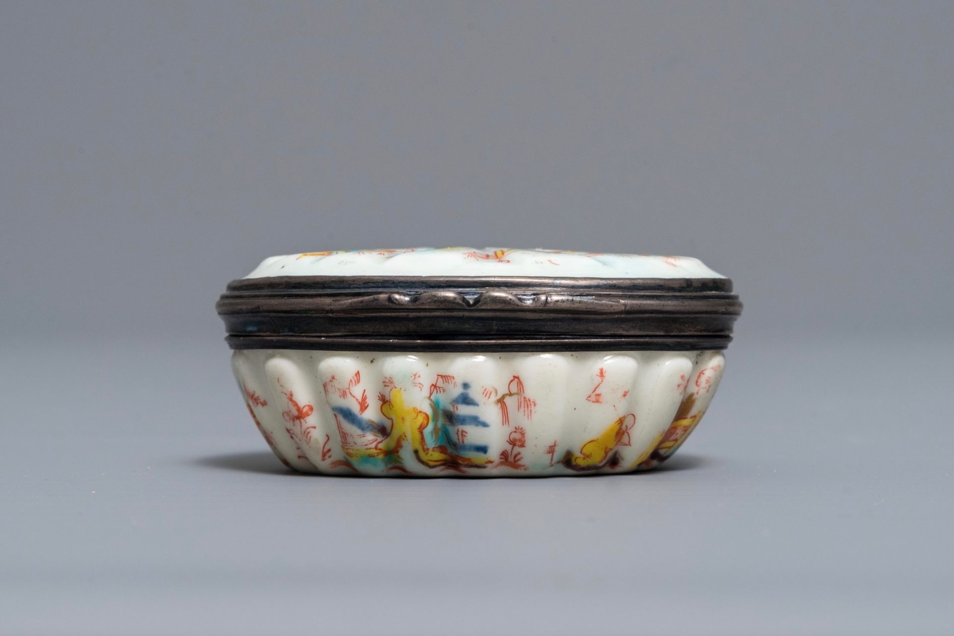 A Kakiemon-style Saint-Cloud porcelain silver-mounted snuff box, France, 2nd quarter 18th C. - Image 3 of 10