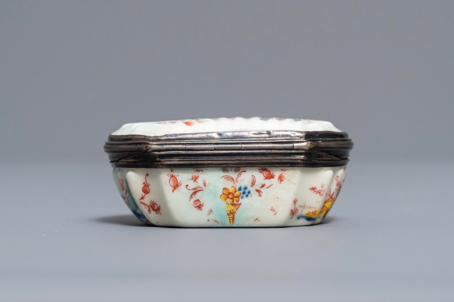 A Kakiemon-style Saint-Cloud porcelain silver-mounted snuff box, France, 2nd quarter 18th C. - Image 5 of 10