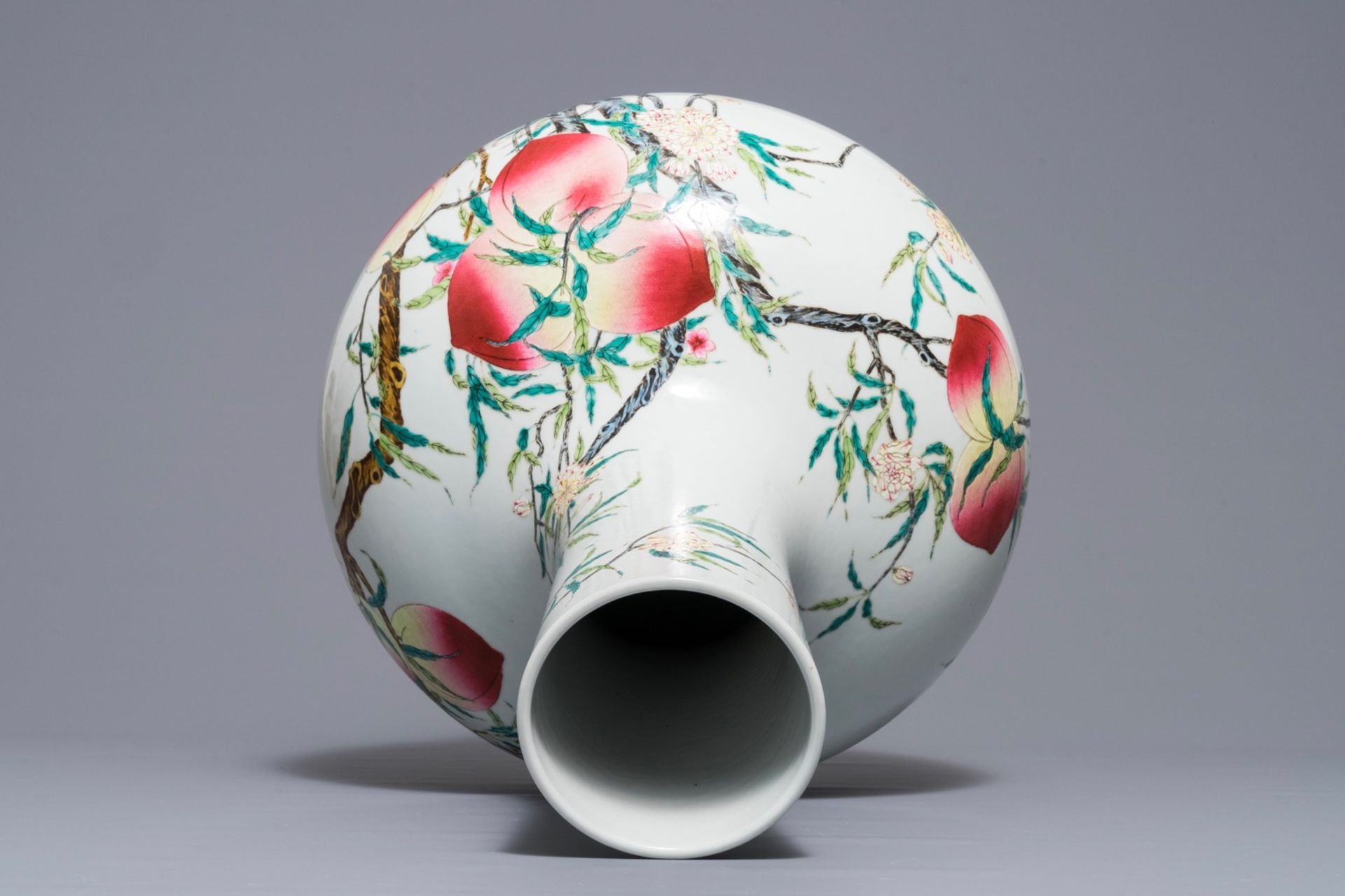 A Chinese famille rose Ônine peachesÕ tianqiu ping vase, Qianlong mark, 20th C. - Image 5 of 5