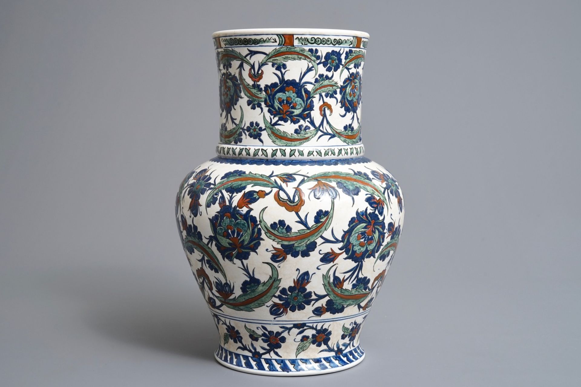 An Iznik-style vase with floral design, Samson, Paris, 19e eeuw - Image 3 of 6