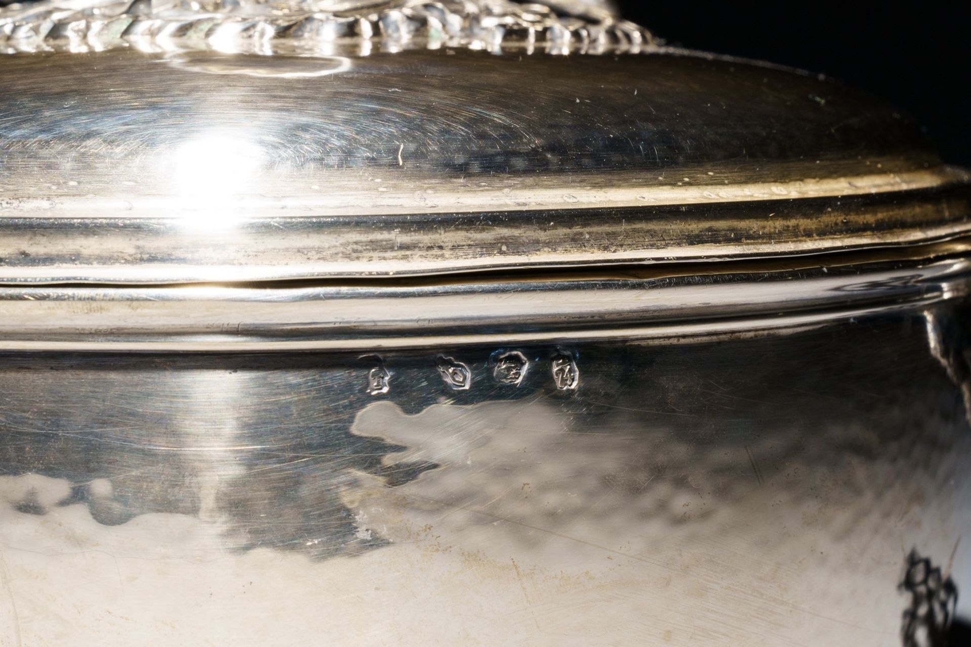 A silver porringer and cover, Petrus de Thieu, Bruges, 1774 - Image 4 of 20