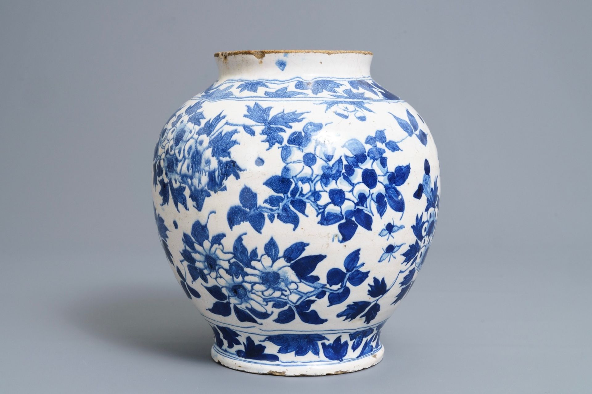 An English Delftware blue and white chinoiserie jar, 18th C. - Image 4 of 6