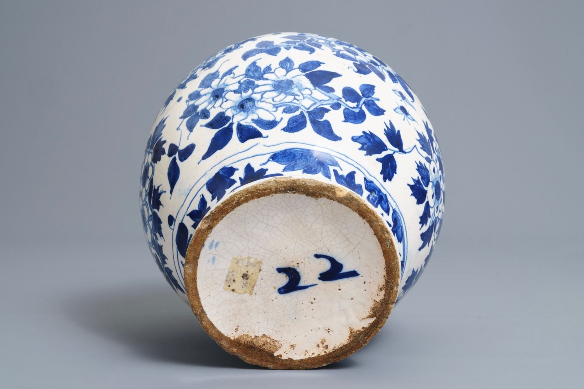 An English Delftware blue and white chinoiserie jar, 18th C. - Image 5 of 6