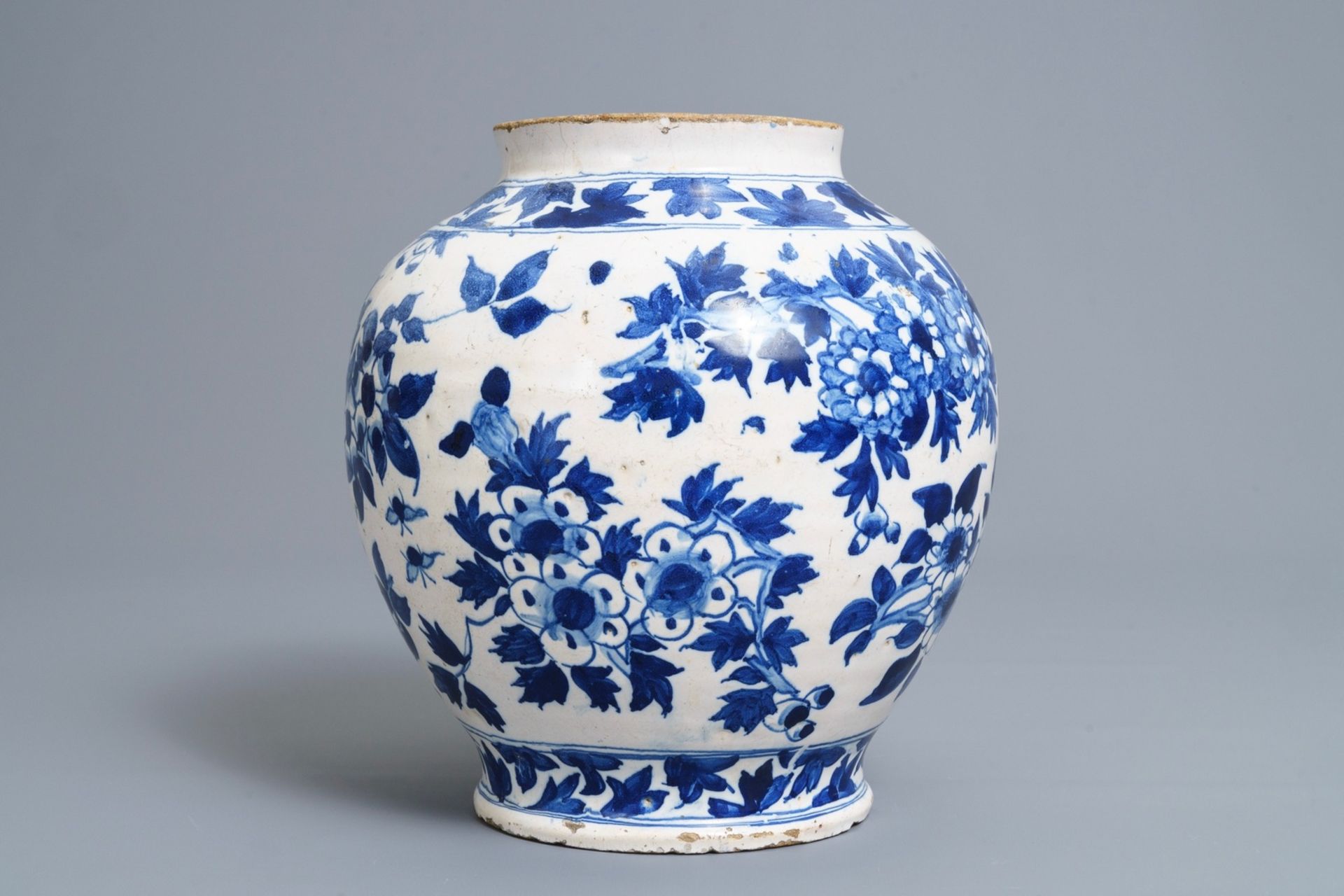 An English Delftware blue and white chinoiserie jar, 18th C. - Image 3 of 6
