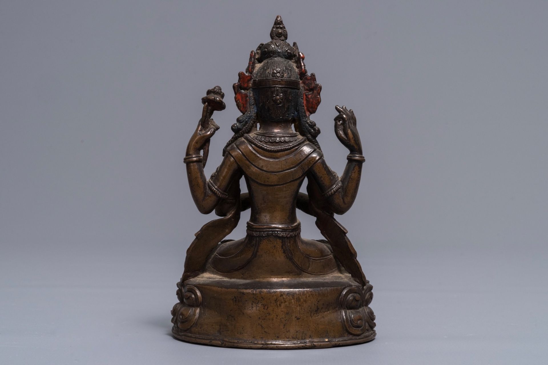 A Sino-Tibetan gilt bronze figure of the four-armed Avalokiteshvara, 18th C. - Image 3 of 7