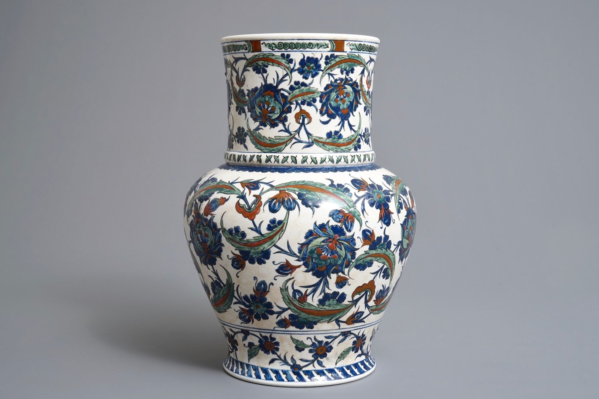 An Iznik-style vase with floral design, Samson, Paris, 19e eeuw - Image 4 of 6