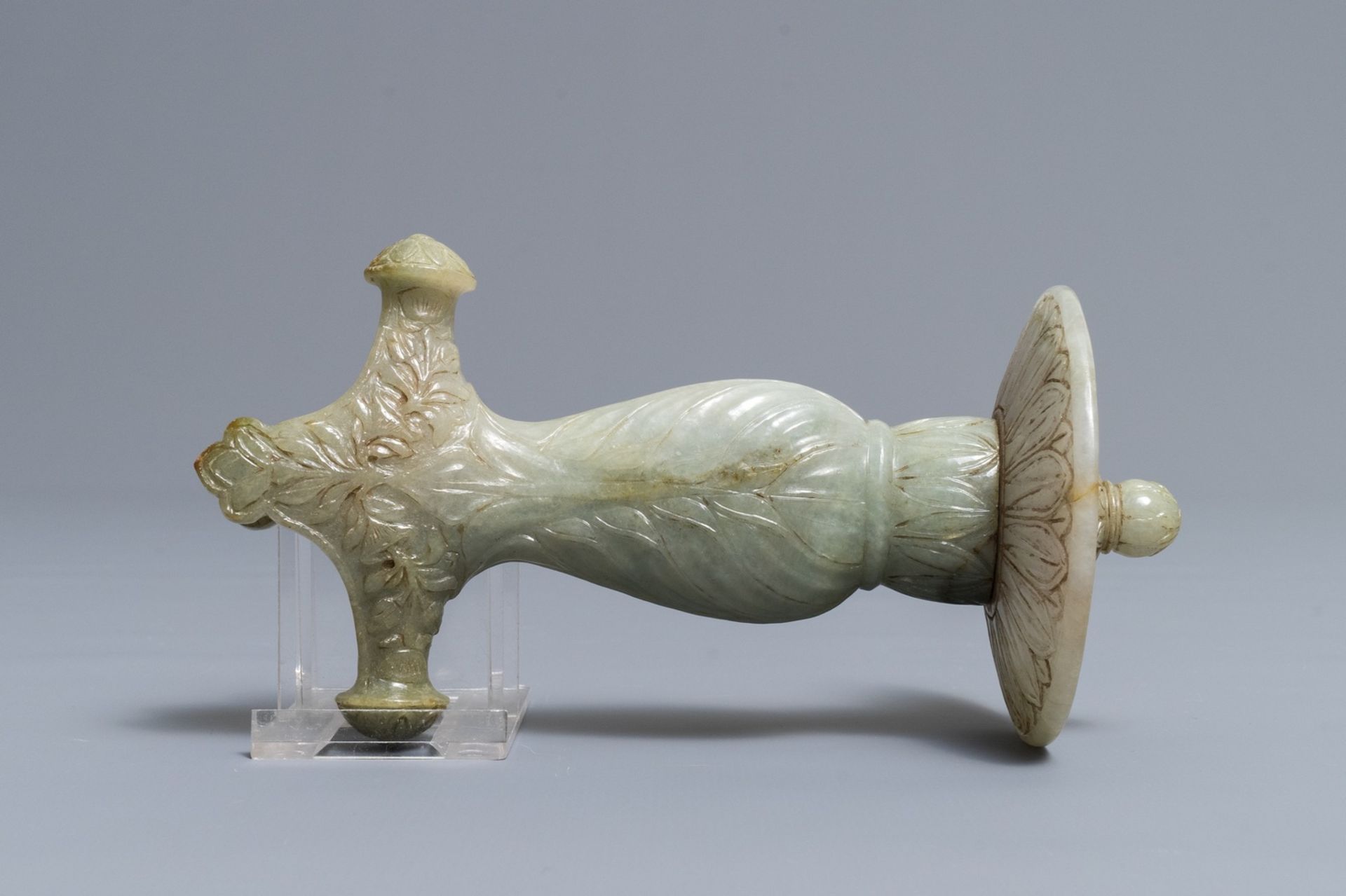 A Mughal-style carved grey jade dagger hilt, India, 19/20th C. - Image 5 of 6