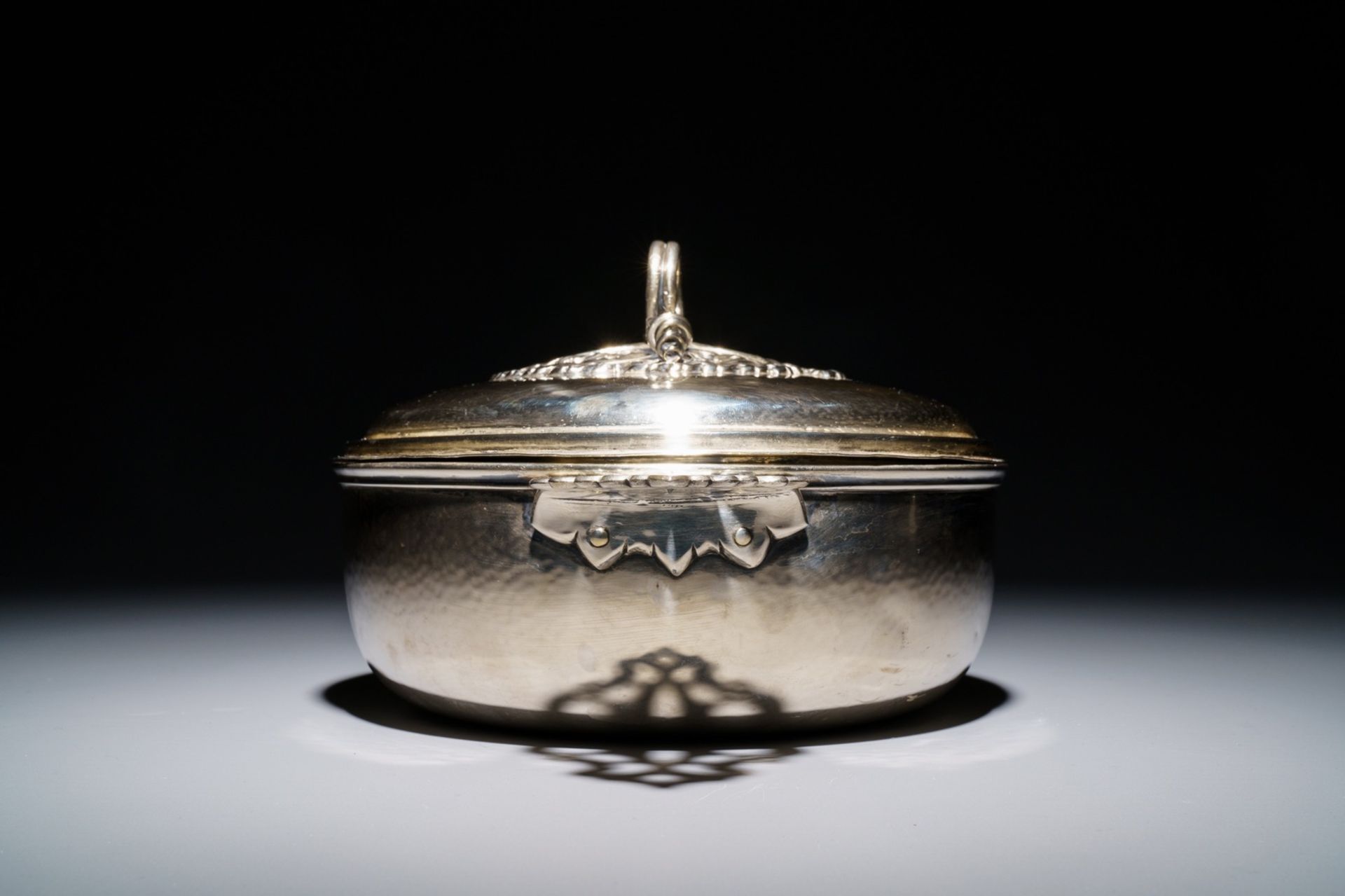 A silver porringer and cover, Petrus de Thieu, Bruges, 1774 - Image 6 of 20