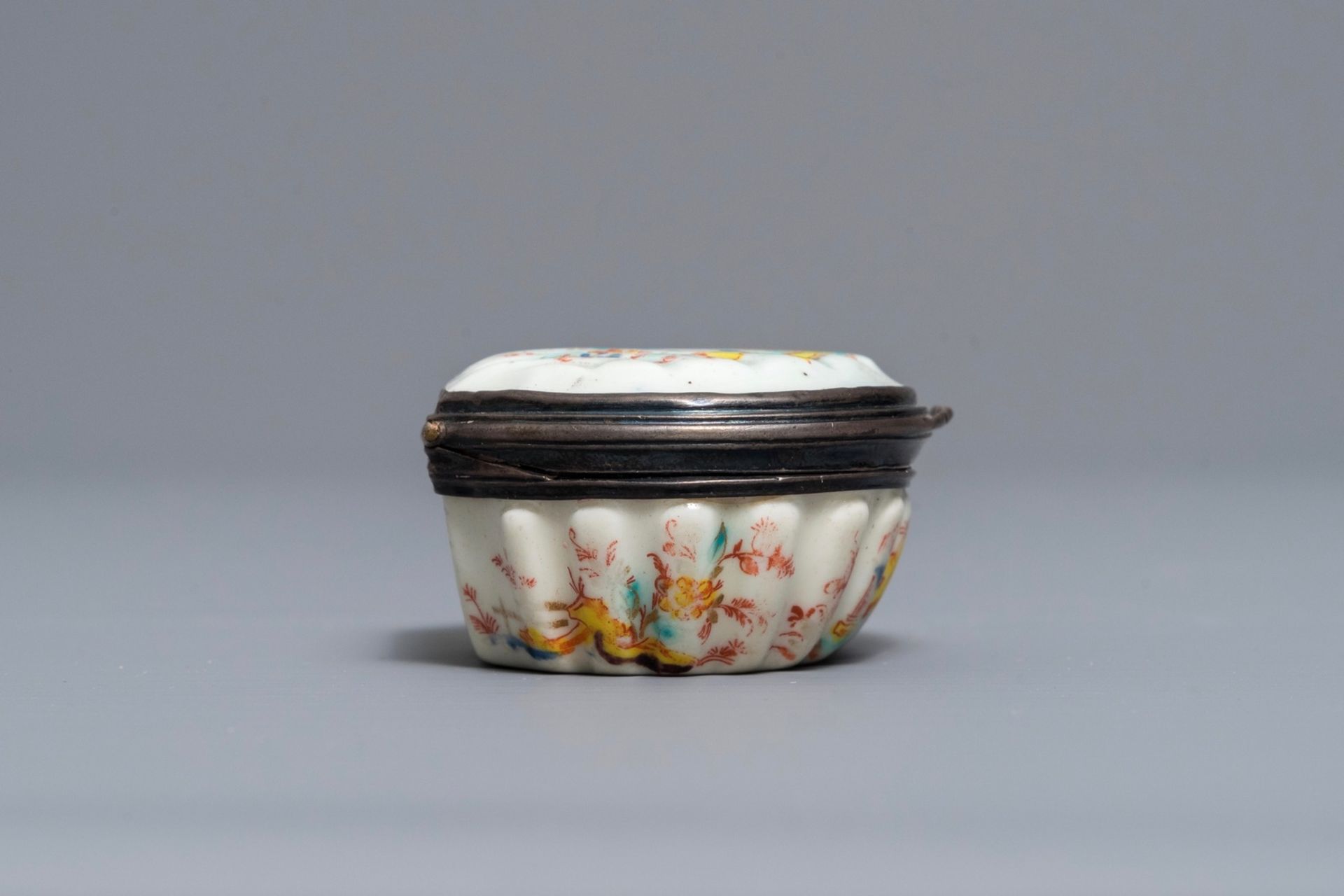 A Kakiemon-style Saint-Cloud porcelain silver-mounted snuff box, France, 2nd quarter 18th C. - Image 6 of 10