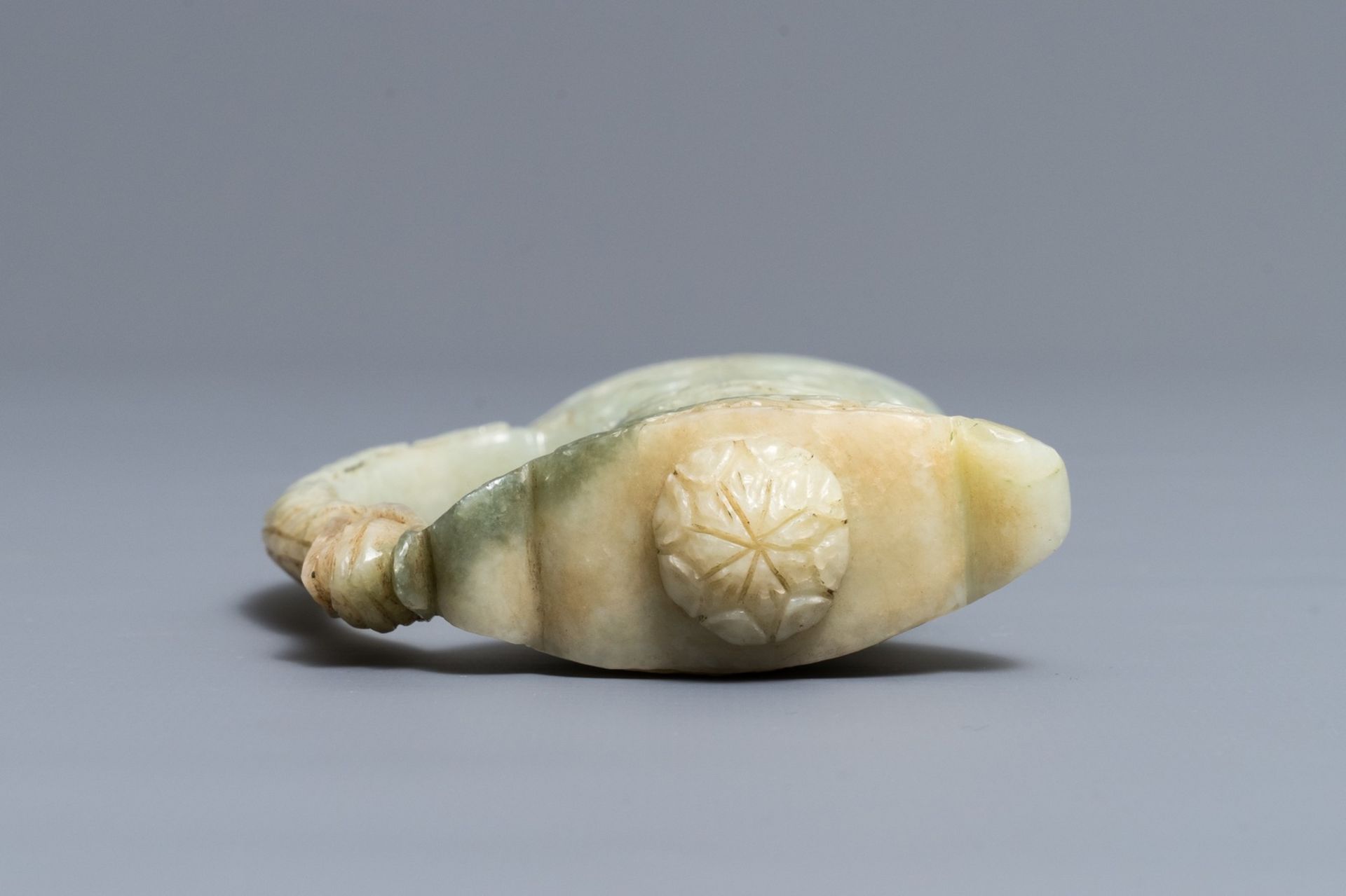 A Mughal-style carved celadon jade sword hilt, India, 19/20th C. - Image 5 of 6