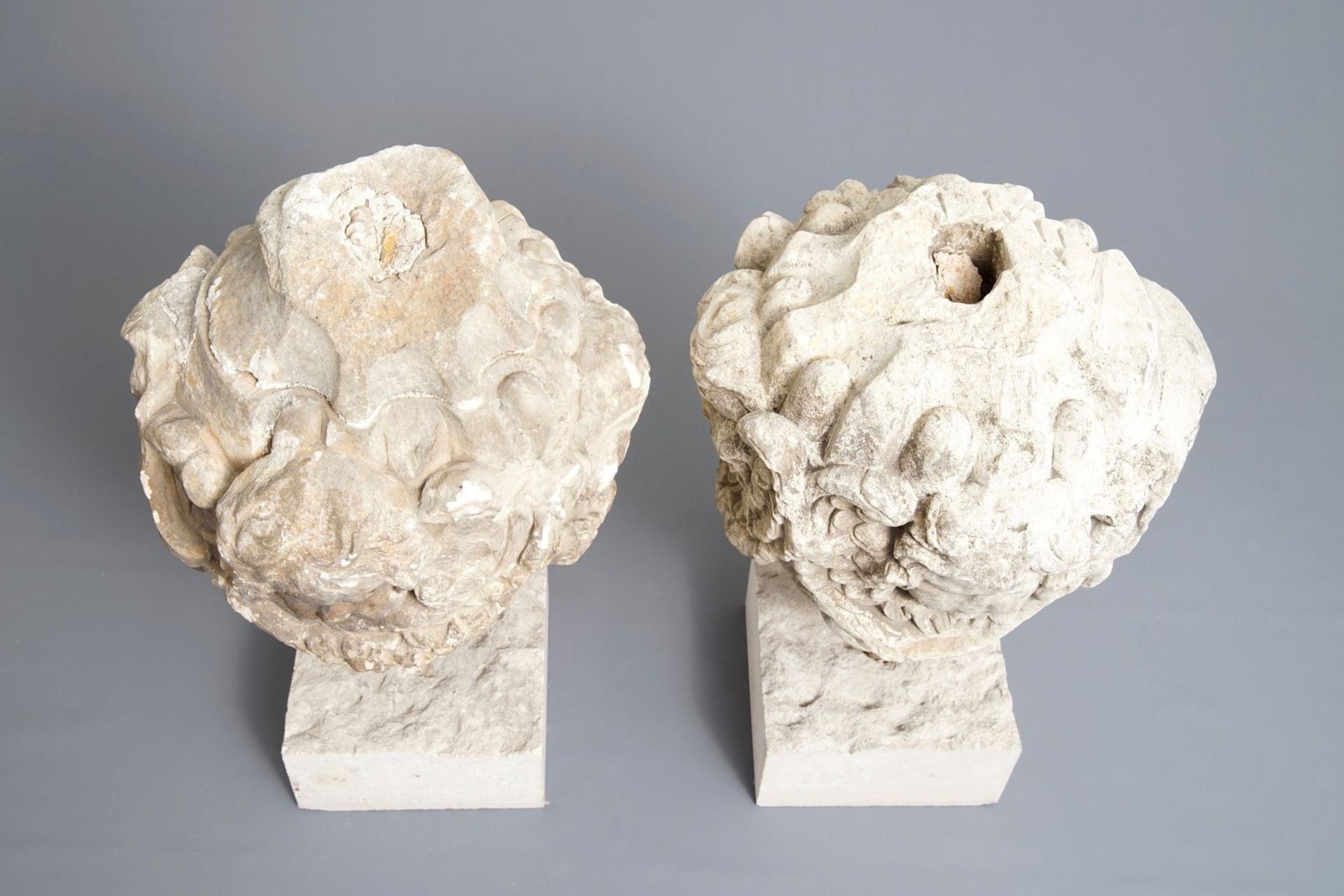 A pair of architectural stone ornaments with cherub's heads and garlands, 18th C. - Image 5 of 5