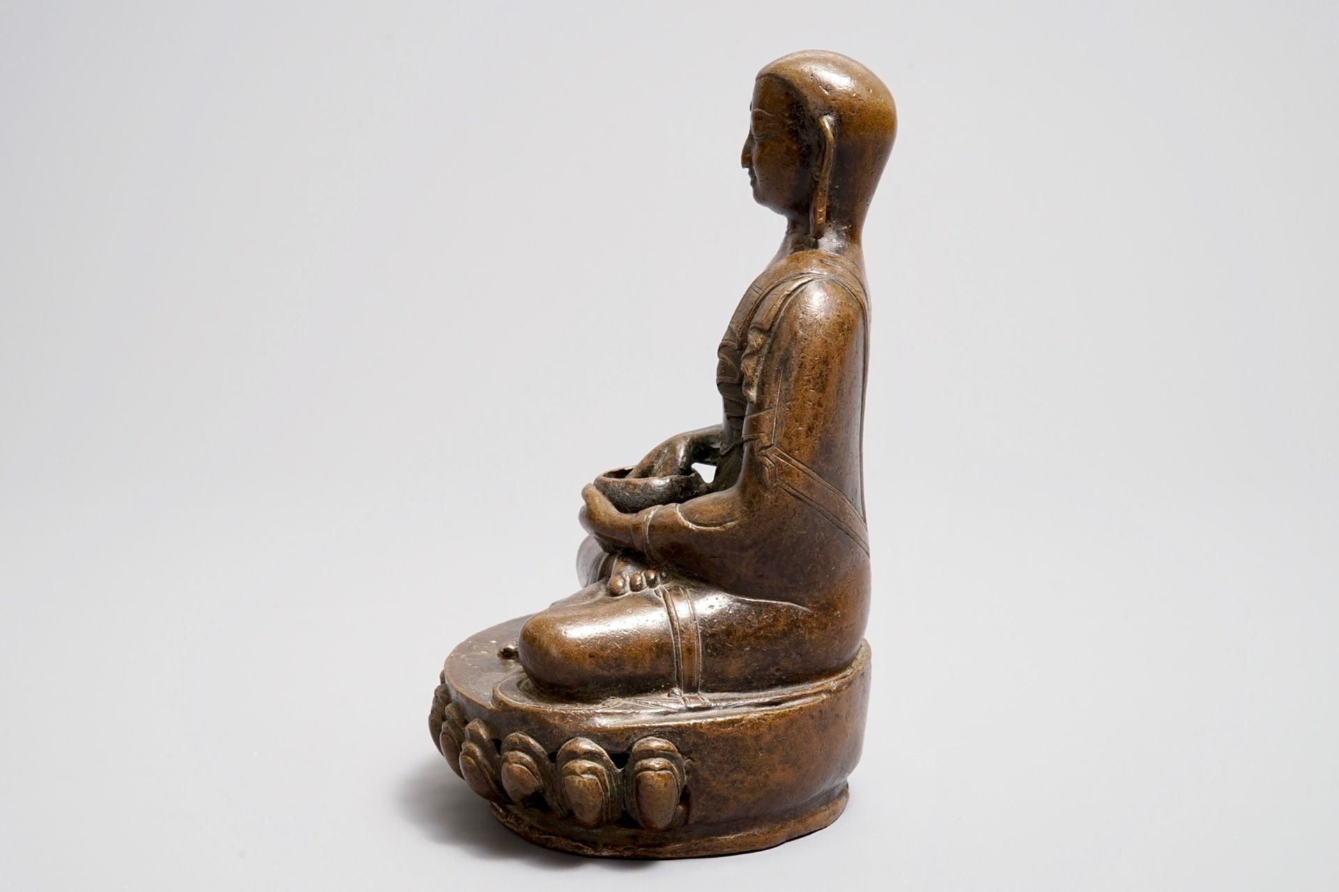 A Tibetan bronze figure of Buddha, 18/19th C. - Image 4 of 7