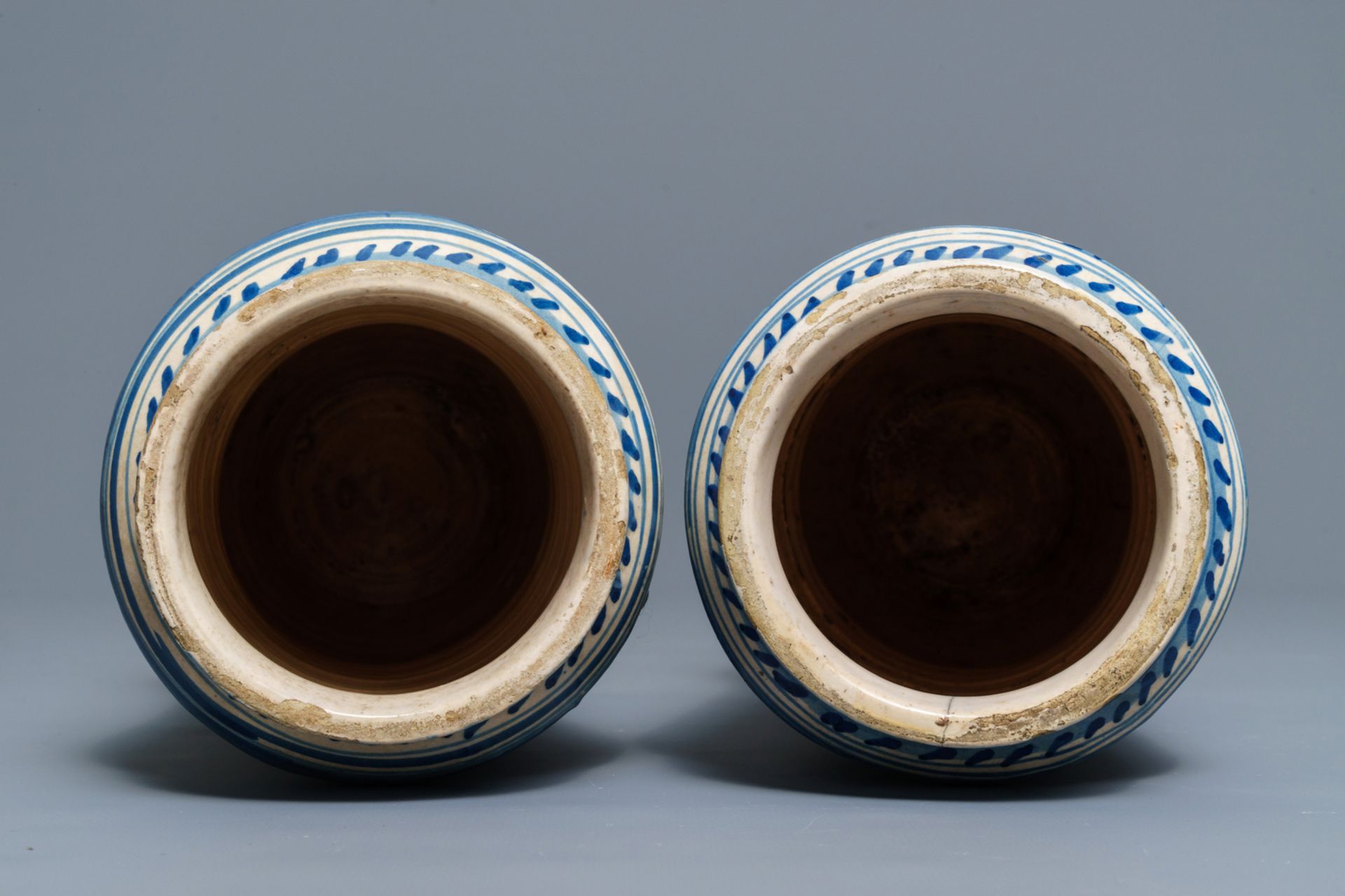 A pair of blue and white Italian maiolica 'a foglie' albarelli, 17th C. - Image 6 of 6