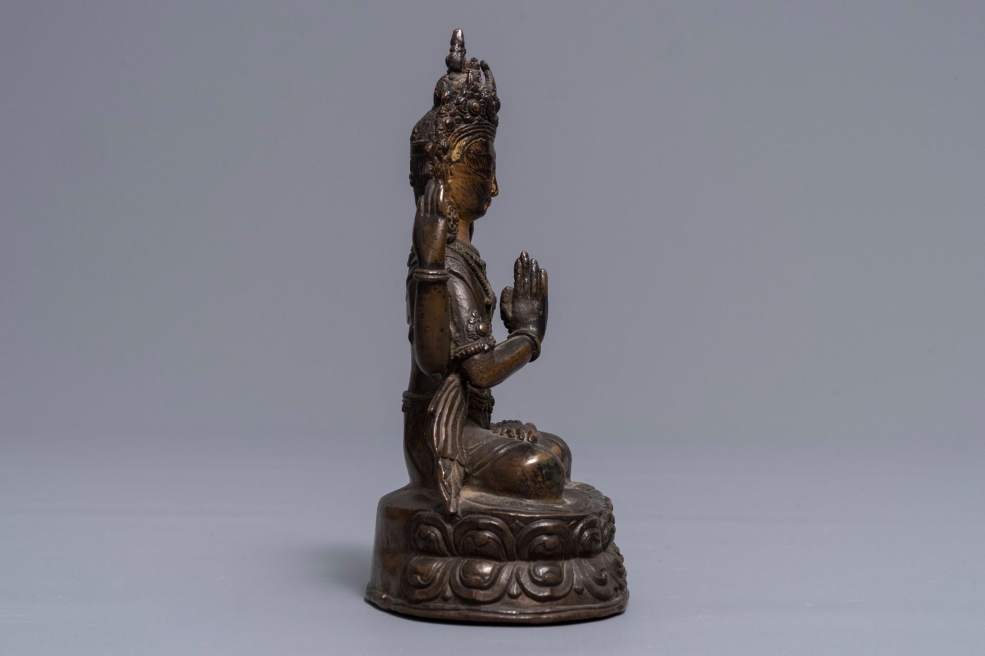 A Sino-Tibetan gilt bronze figure of the four-armed Avalokiteshvara, 18th C. - Image 2 of 7