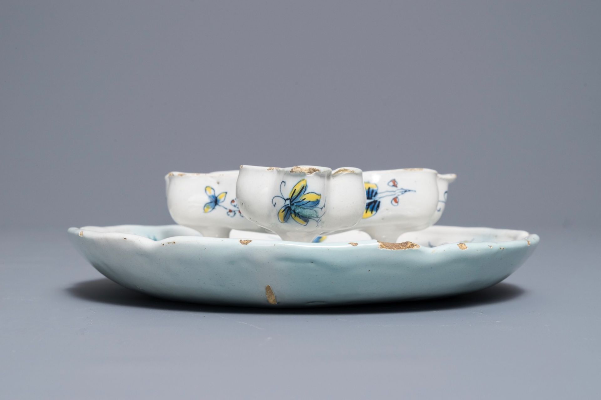 A Brussels faience spice dish with butterflies and flowers, 18th C. - Image 4 of 6