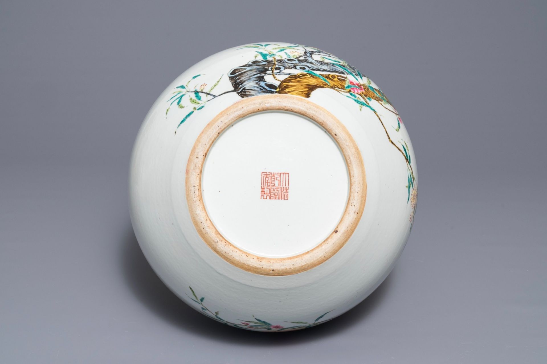 A Chinese famille rose Ônine peachesÕ tianqiu ping vase, Qianlong mark, 20th C. - Image 4 of 5