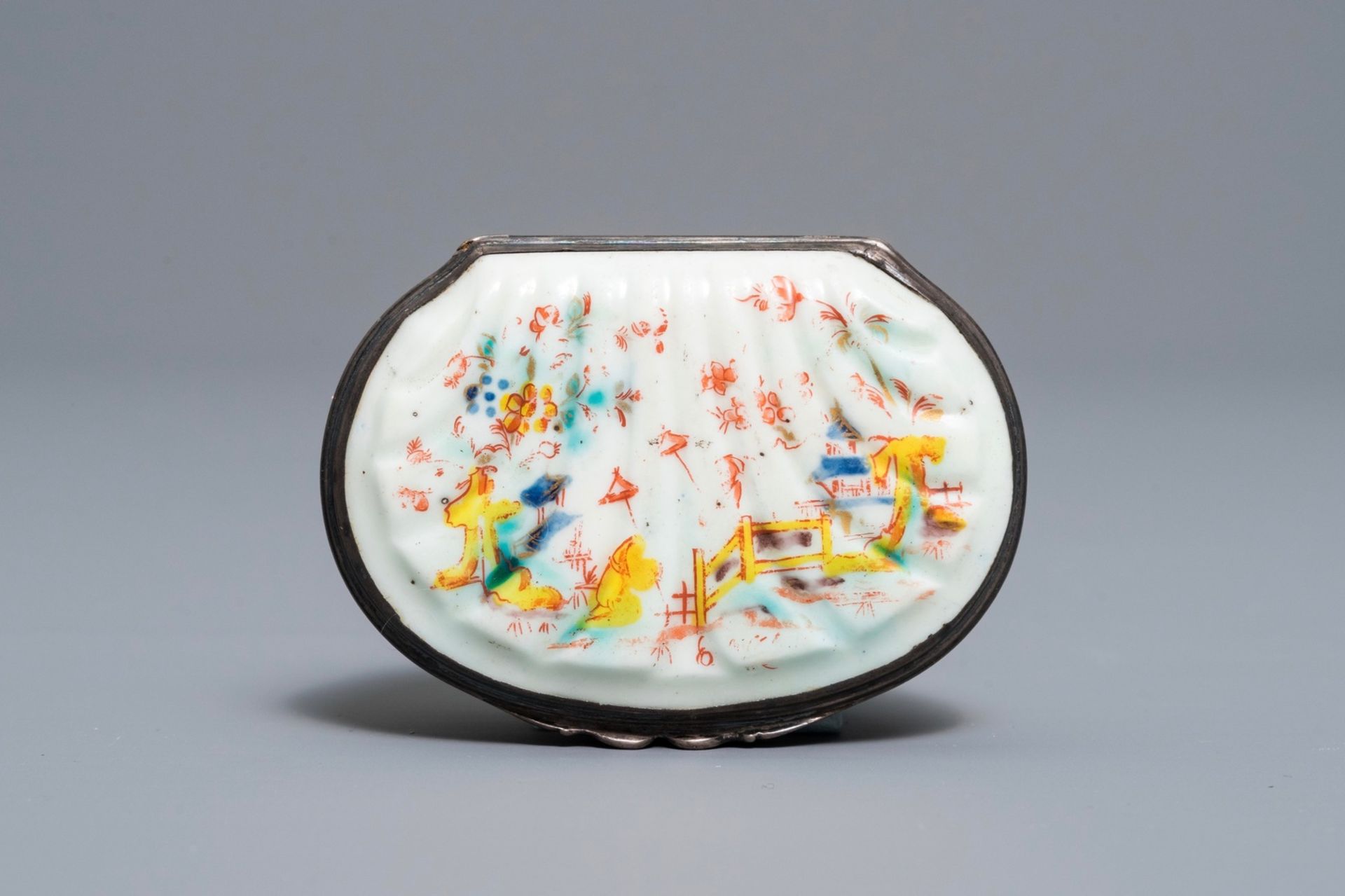 A Kakiemon-style Saint-Cloud porcelain silver-mounted snuff box, France, 2nd quarter 18th C. - Image 7 of 10