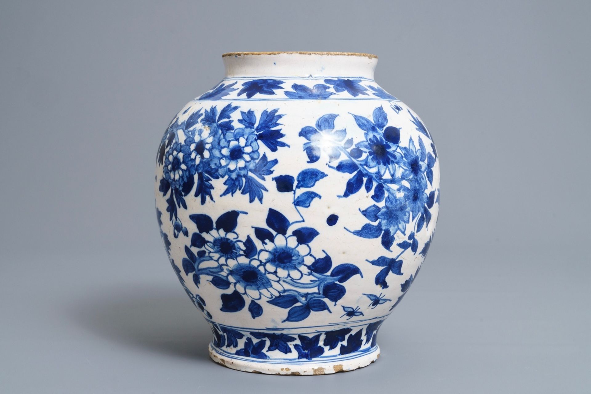 An English Delftware blue and white chinoiserie jar, 18th C. - Image 2 of 6