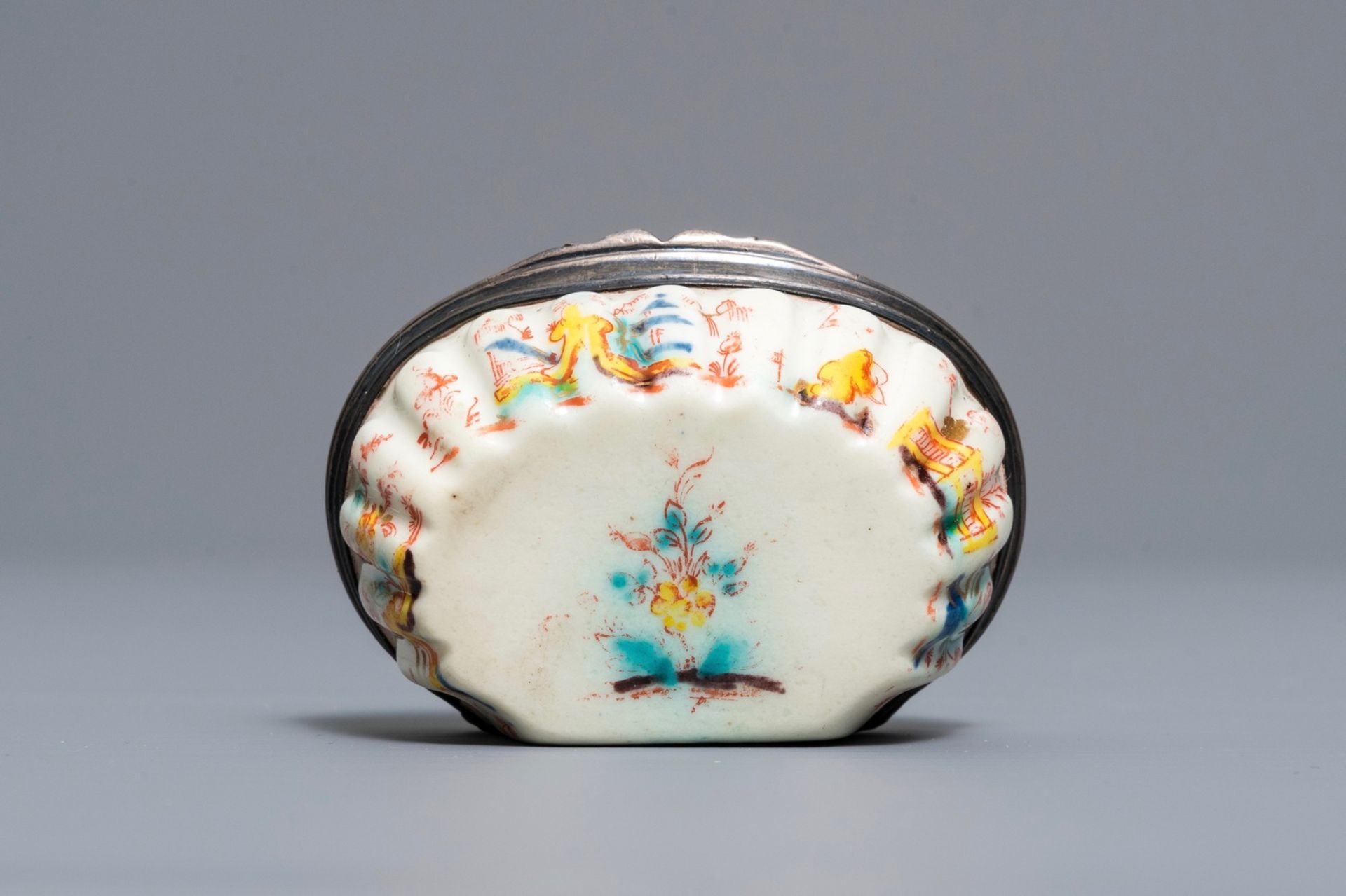 A Kakiemon-style Saint-Cloud porcelain silver-mounted snuff box, France, 2nd quarter 18th C. - Image 8 of 10