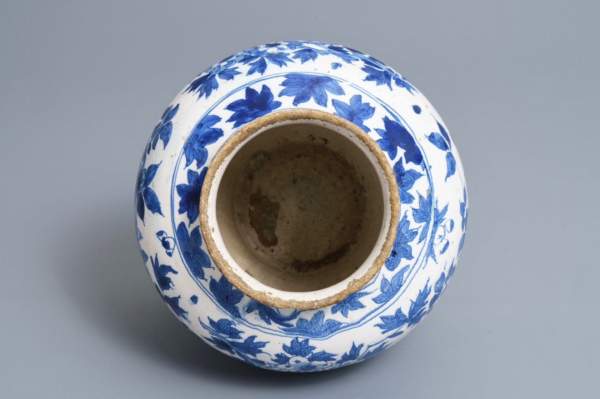 An English Delftware blue and white chinoiserie jar, 18th C. - Image 6 of 6