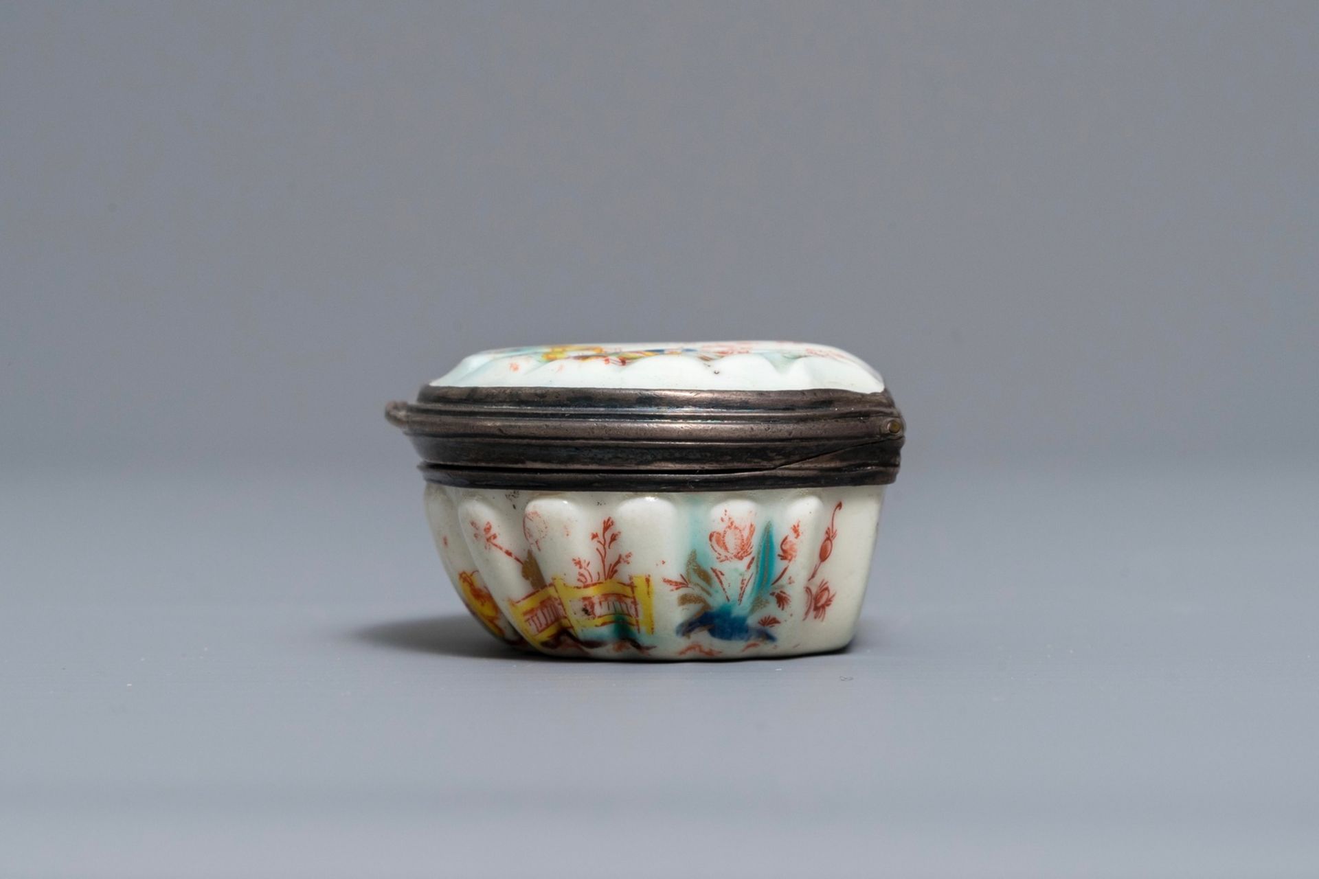 A Kakiemon-style Saint-Cloud porcelain silver-mounted snuff box, France, 2nd quarter 18th C. - Image 4 of 10