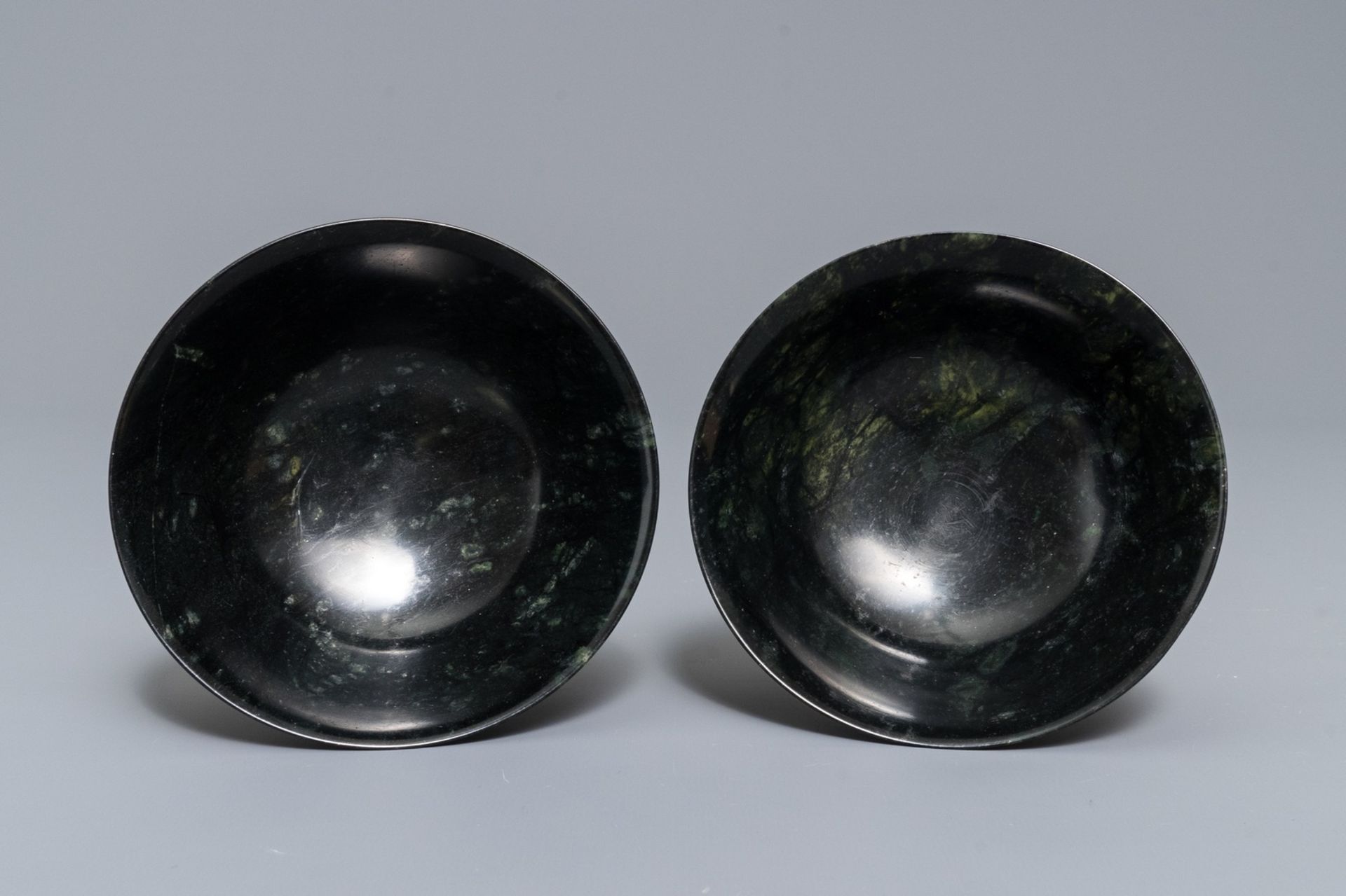 A pair of dark spinach green jade bowls with Arabic or Urdu inscriptions, India, 19/20th C. - Image 6 of 7