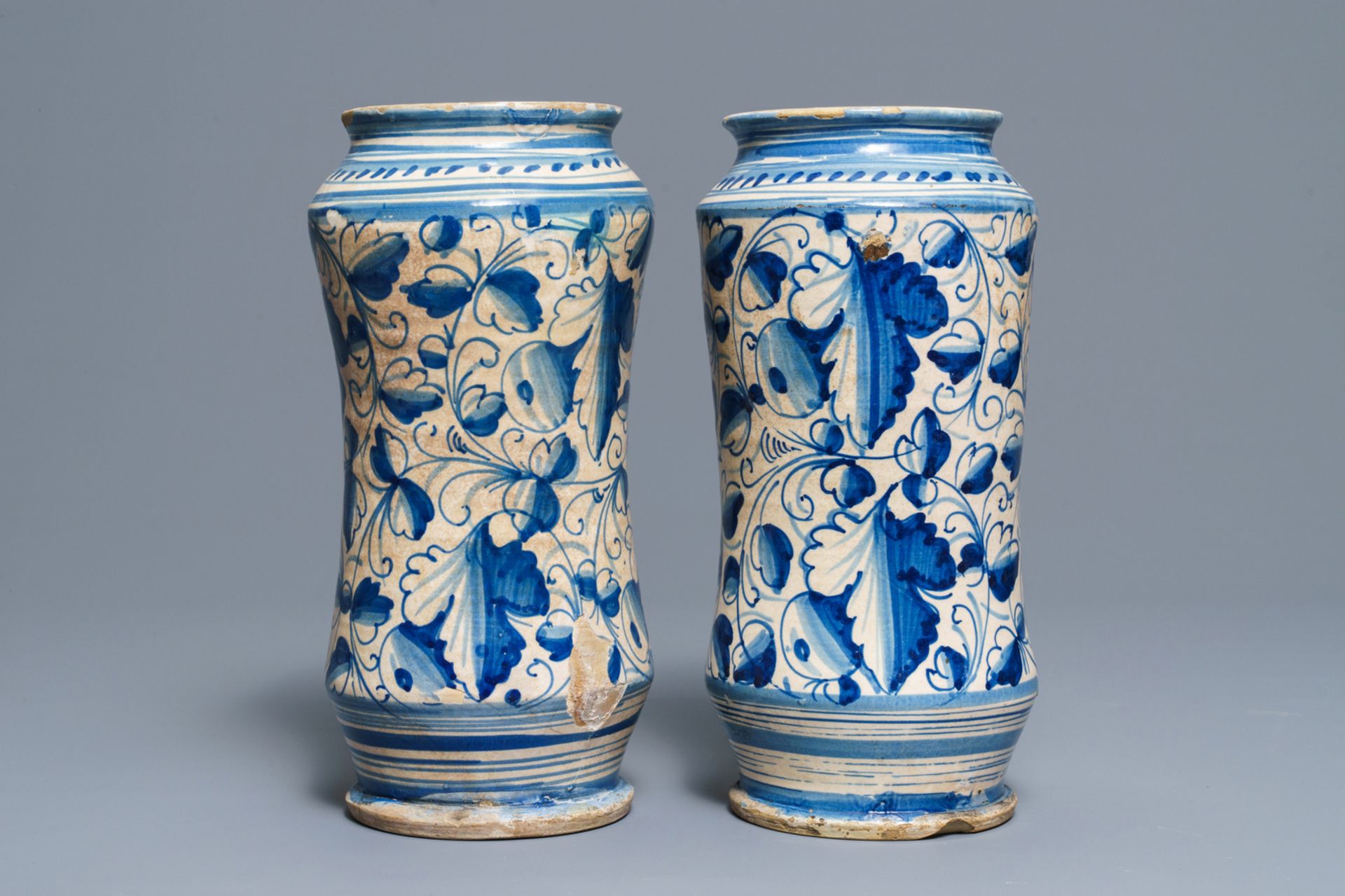 A pair of blue and white Italian maiolica 'a foglie' albarelli, 17th C. - Image 3 of 6