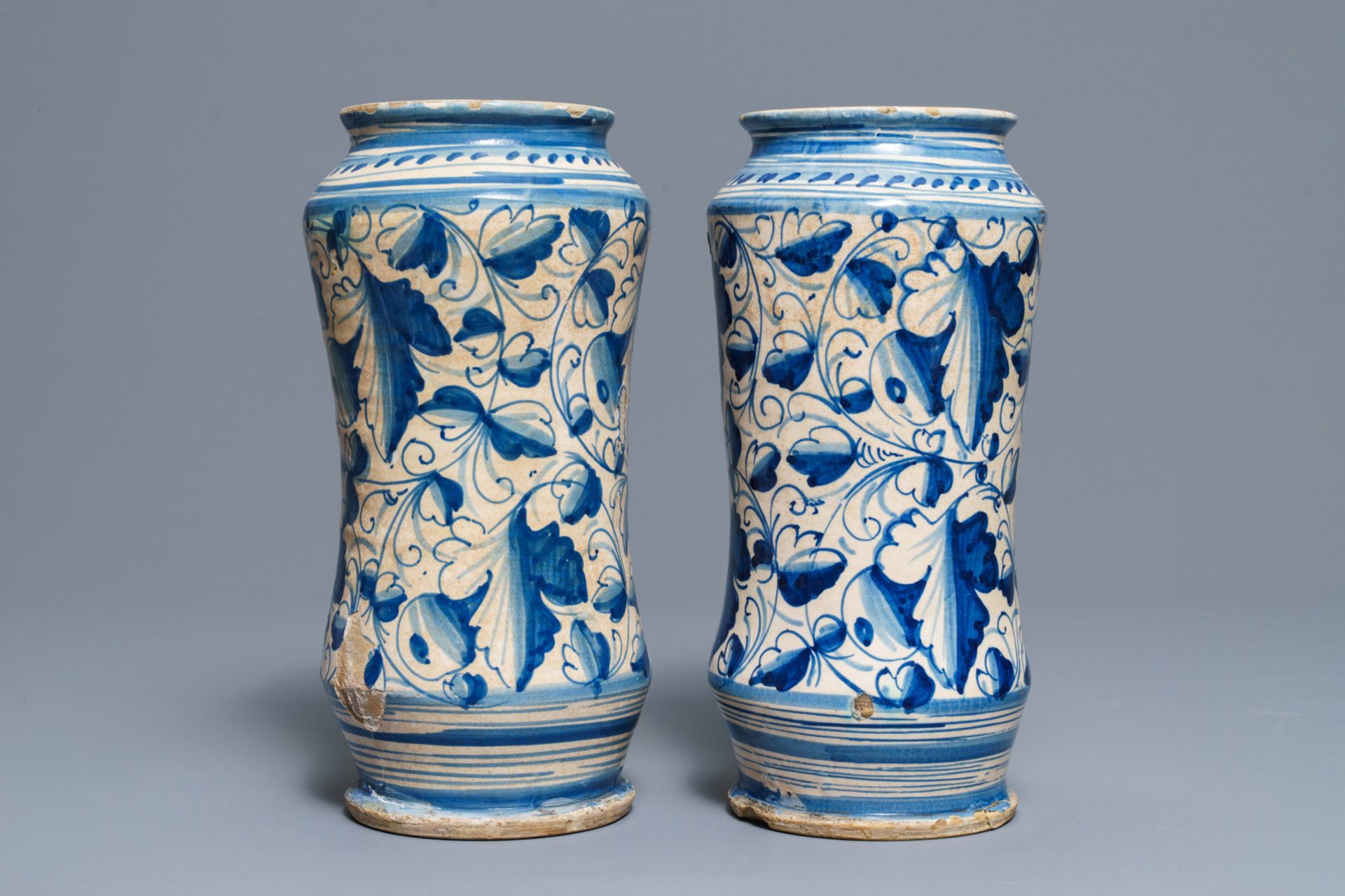 A pair of blue and white Italian maiolica 'a foglie' albarelli, 17th C. - Image 4 of 6