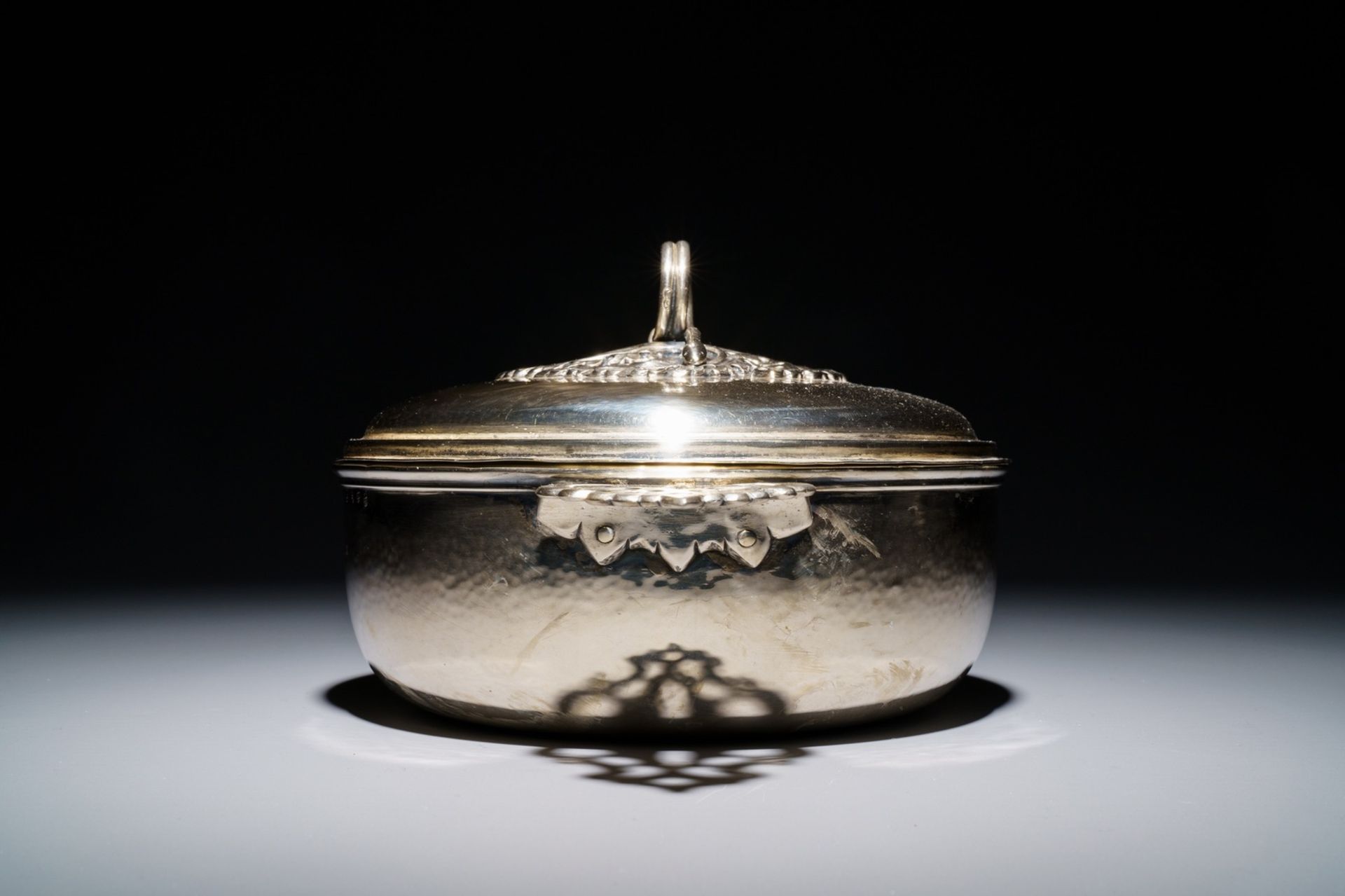 A silver porringer and cover, Petrus de Thieu, Bruges, 1774 - Image 2 of 20