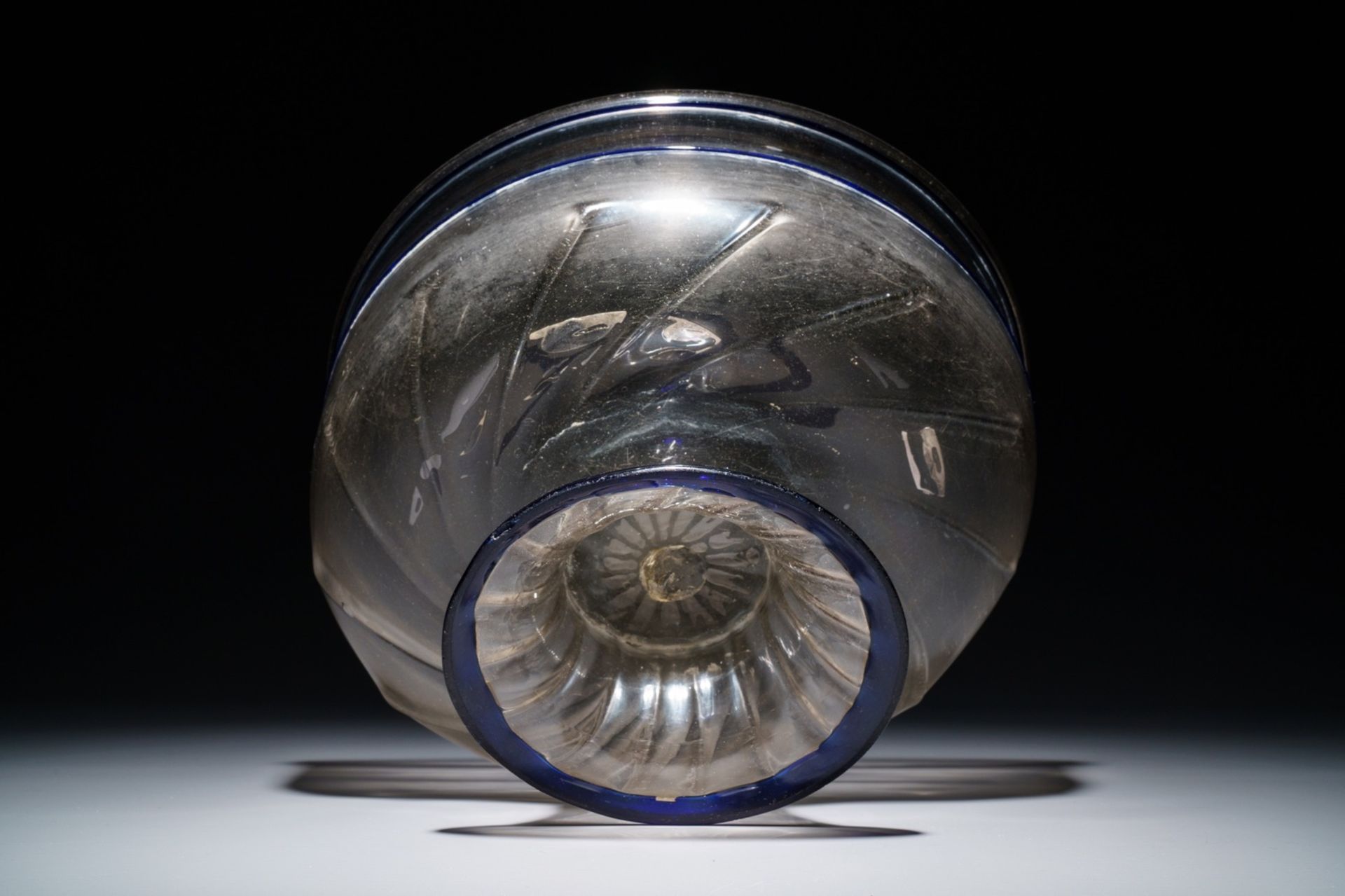 A large Venetian footed glass bowl with applied blue bands, Italy, 15/16th C. - Image 6 of 6