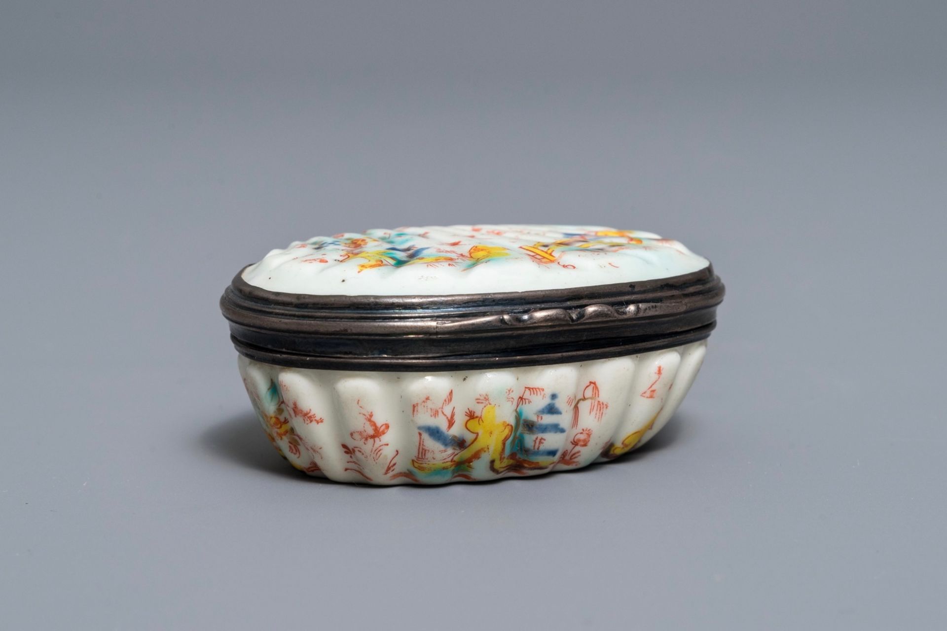 A Kakiemon-style Saint-Cloud porcelain silver-mounted snuff box, France, 2nd quarter 18th C. - Image 2 of 10