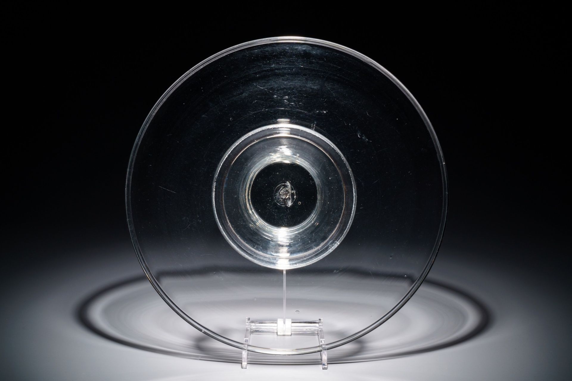 A large glass tazza on low foot, England, 17/18th C. - Image 3 of 4