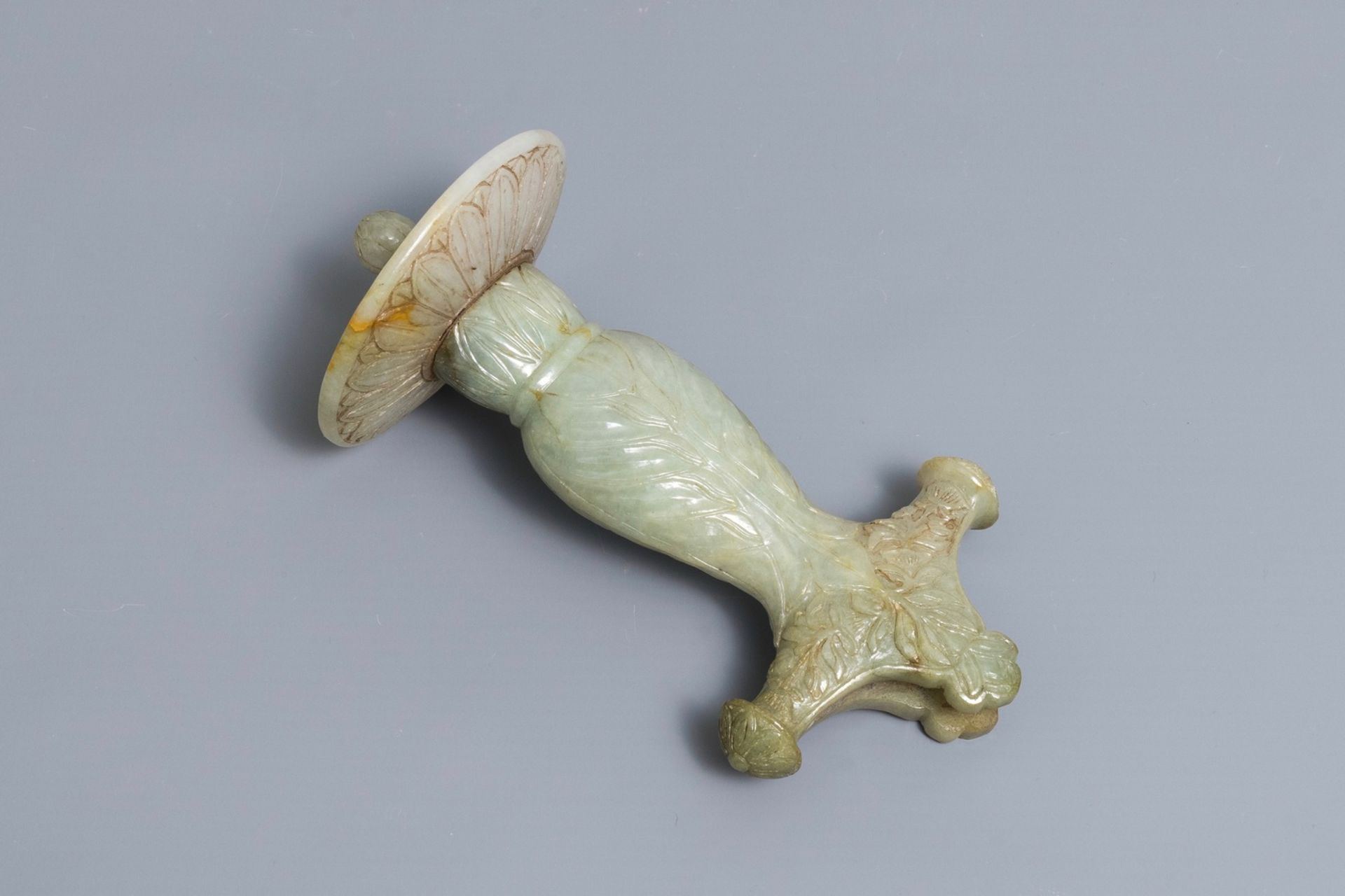 A Mughal-style carved grey jade dagger hilt, India, 19/20th C. - Image 2 of 6