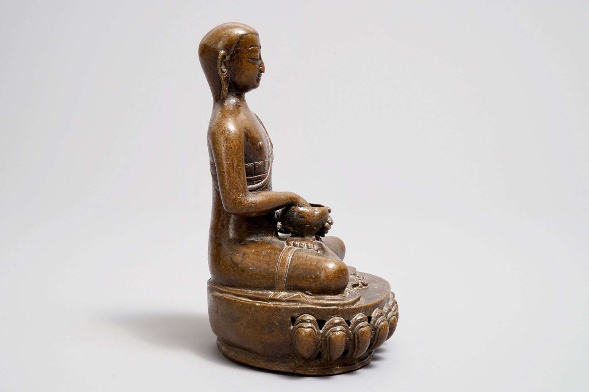 A Tibetan bronze figure of Buddha, 18/19th C. - Image 2 of 7