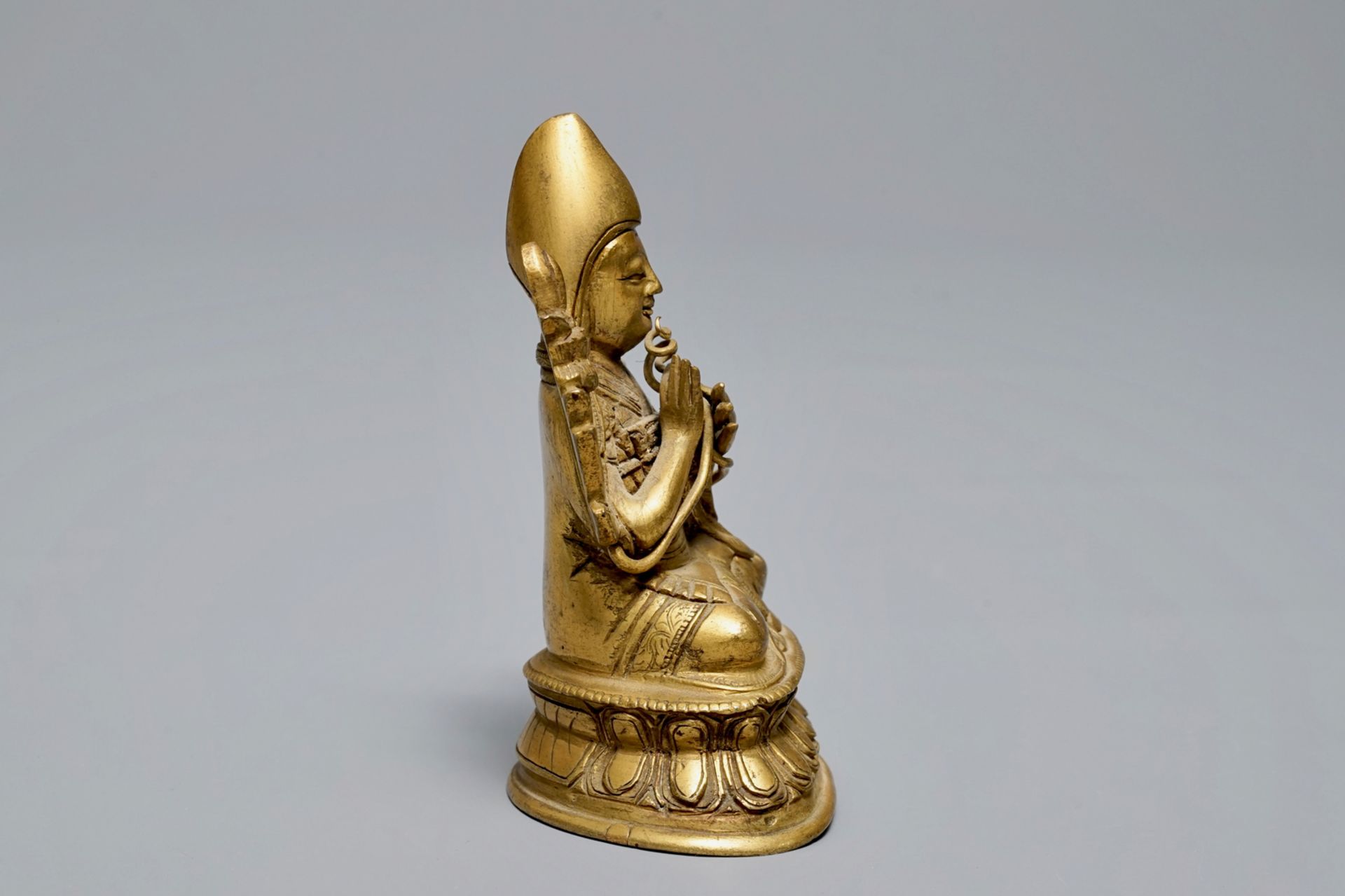 A Sino-Tibetan gilt bronze figure of Tsongkhapa, 18/19th C. - Image 2 of 6