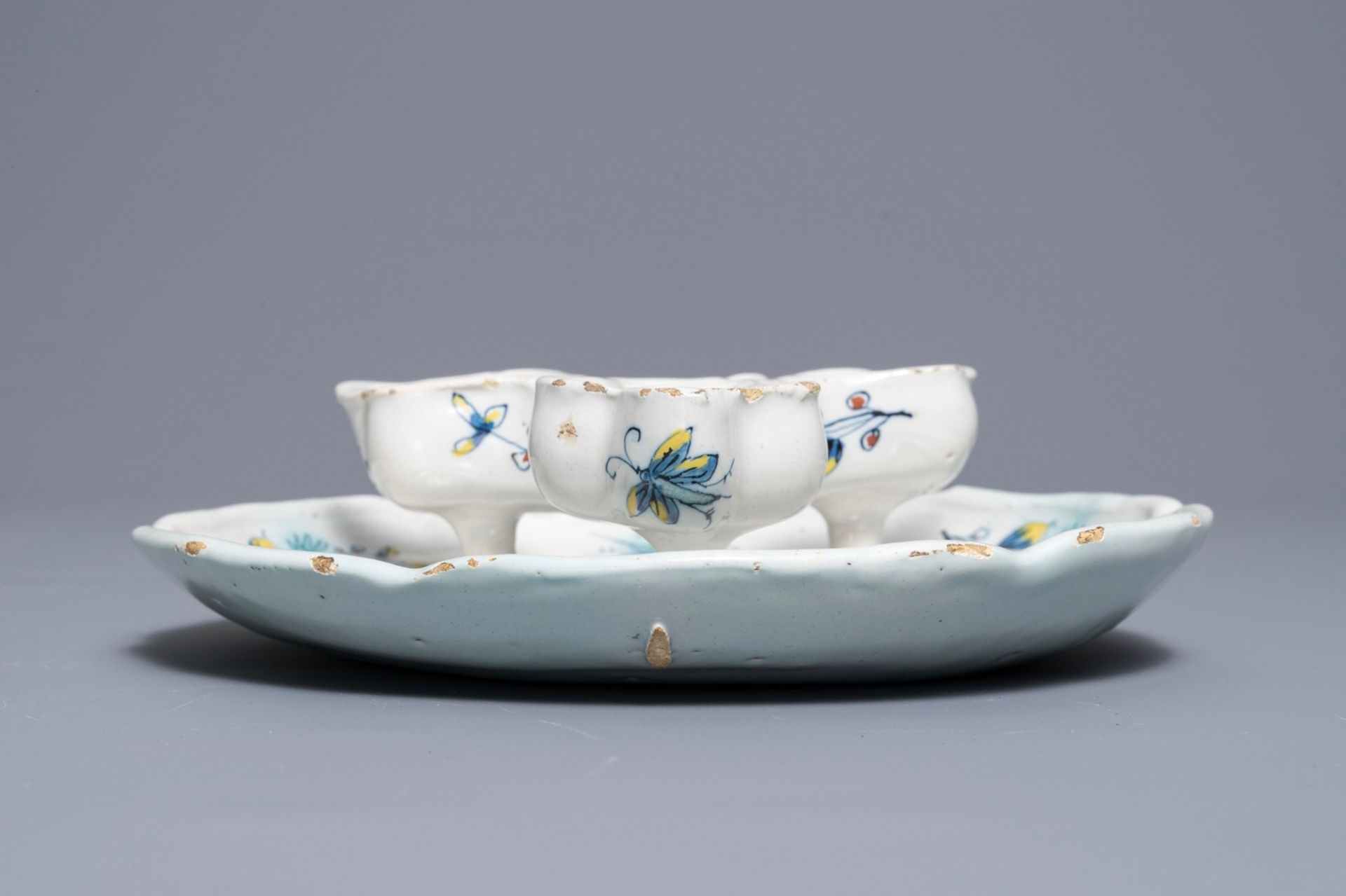A Brussels faience spice dish with butterflies and flowers, 18th C. - Image 3 of 6