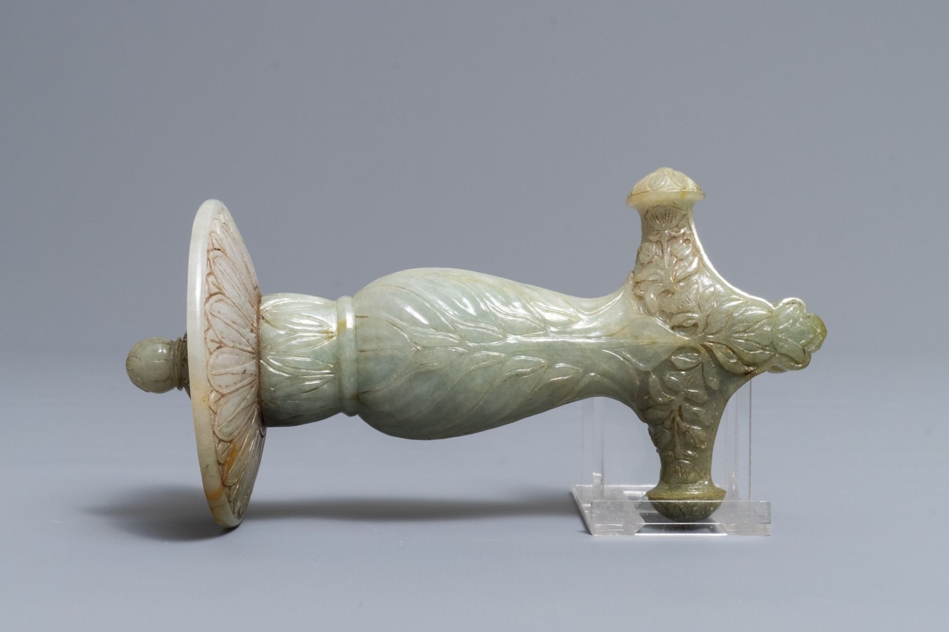 A Mughal-style carved grey jade dagger hilt, India, 19/20th C. - Image 3 of 6