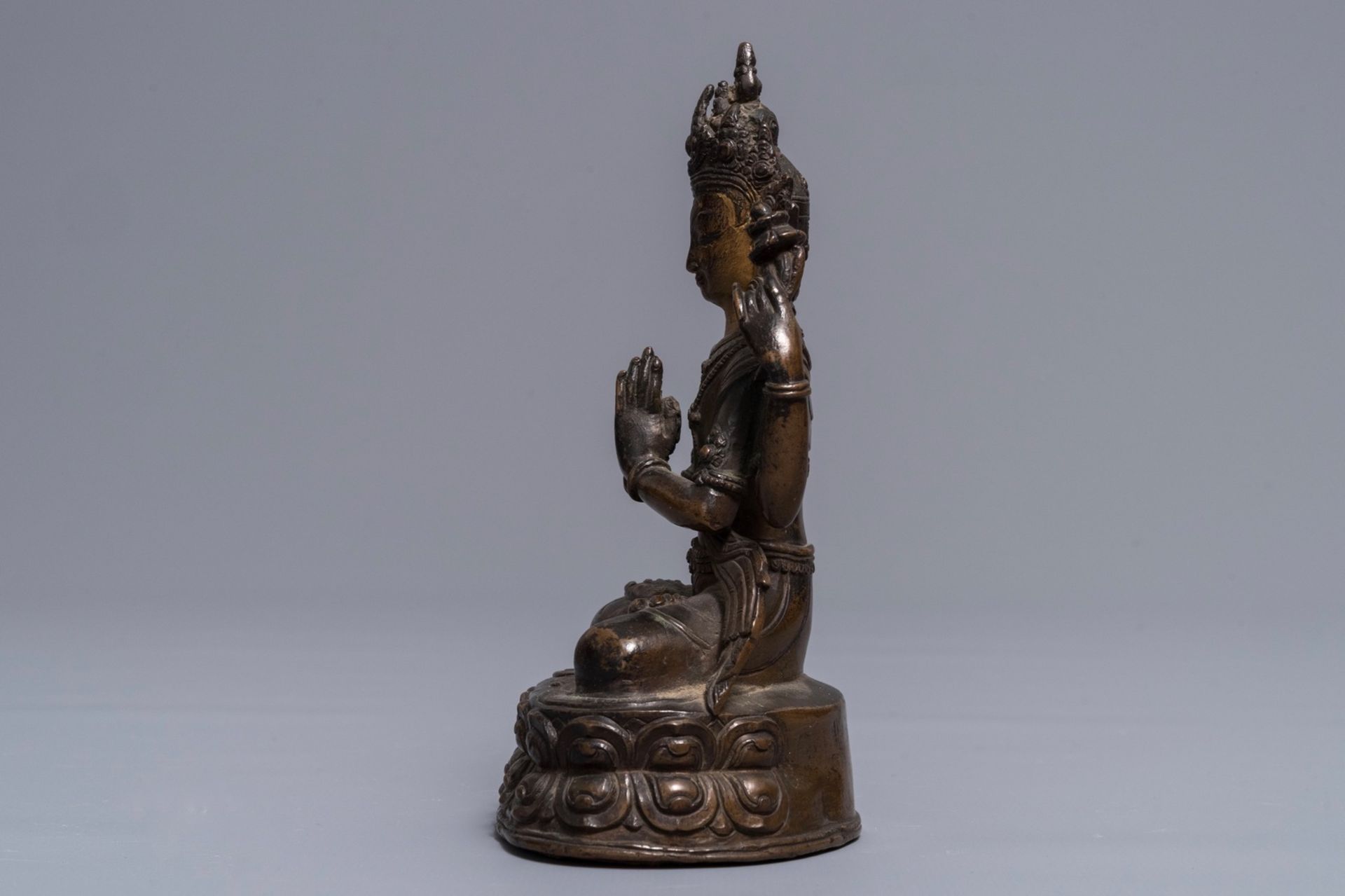 A Sino-Tibetan gilt bronze figure of the four-armed Avalokiteshvara, 18th C. - Image 4 of 7