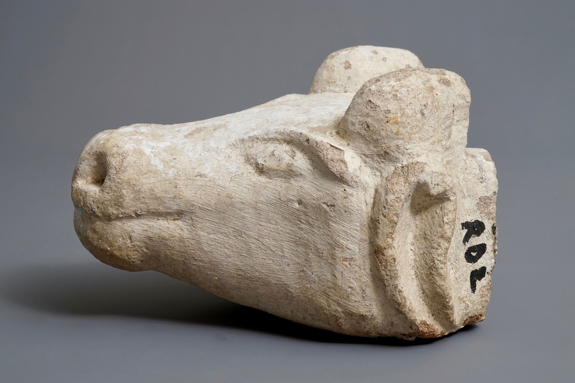 A carved stone fountain head in the shape of a buffalo, 17/18th C. - Image 5 of 7