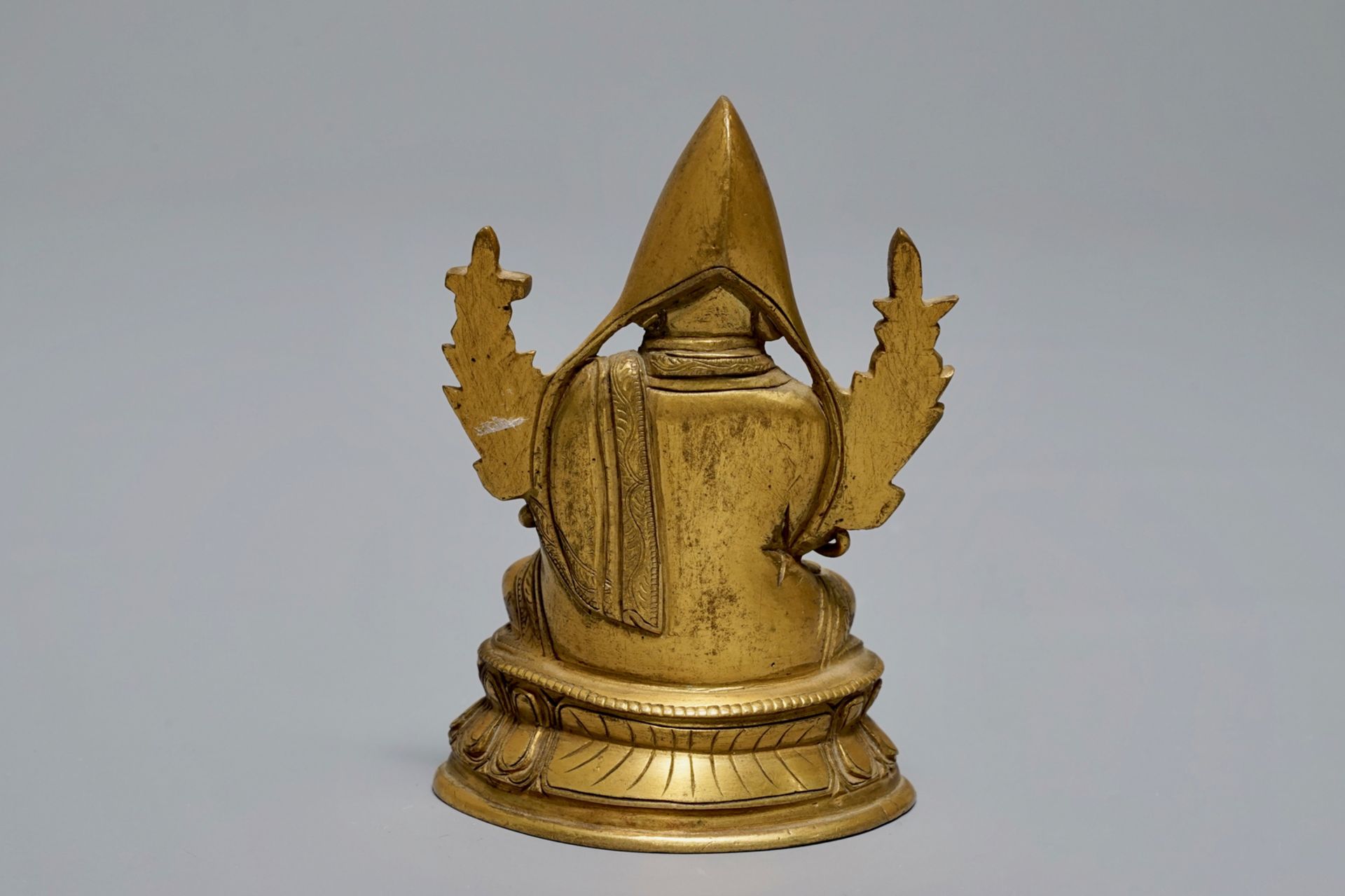 A Sino-Tibetan gilt bronze figure of Tsongkhapa, 18/19th C. - Image 3 of 6