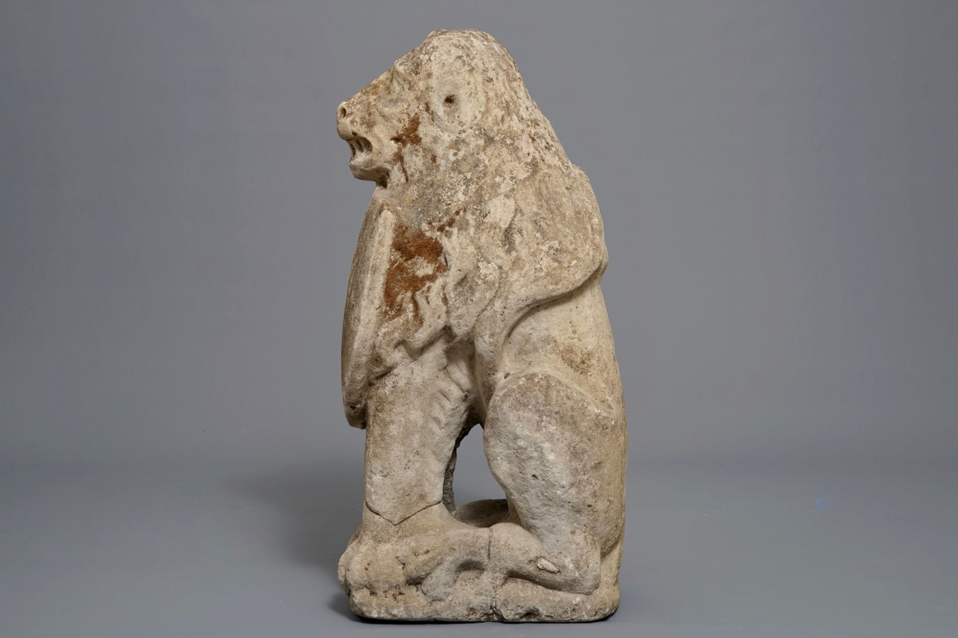 A large stone model of a lion with shield, probably Flemish, 17th C. - Image 5 of 7