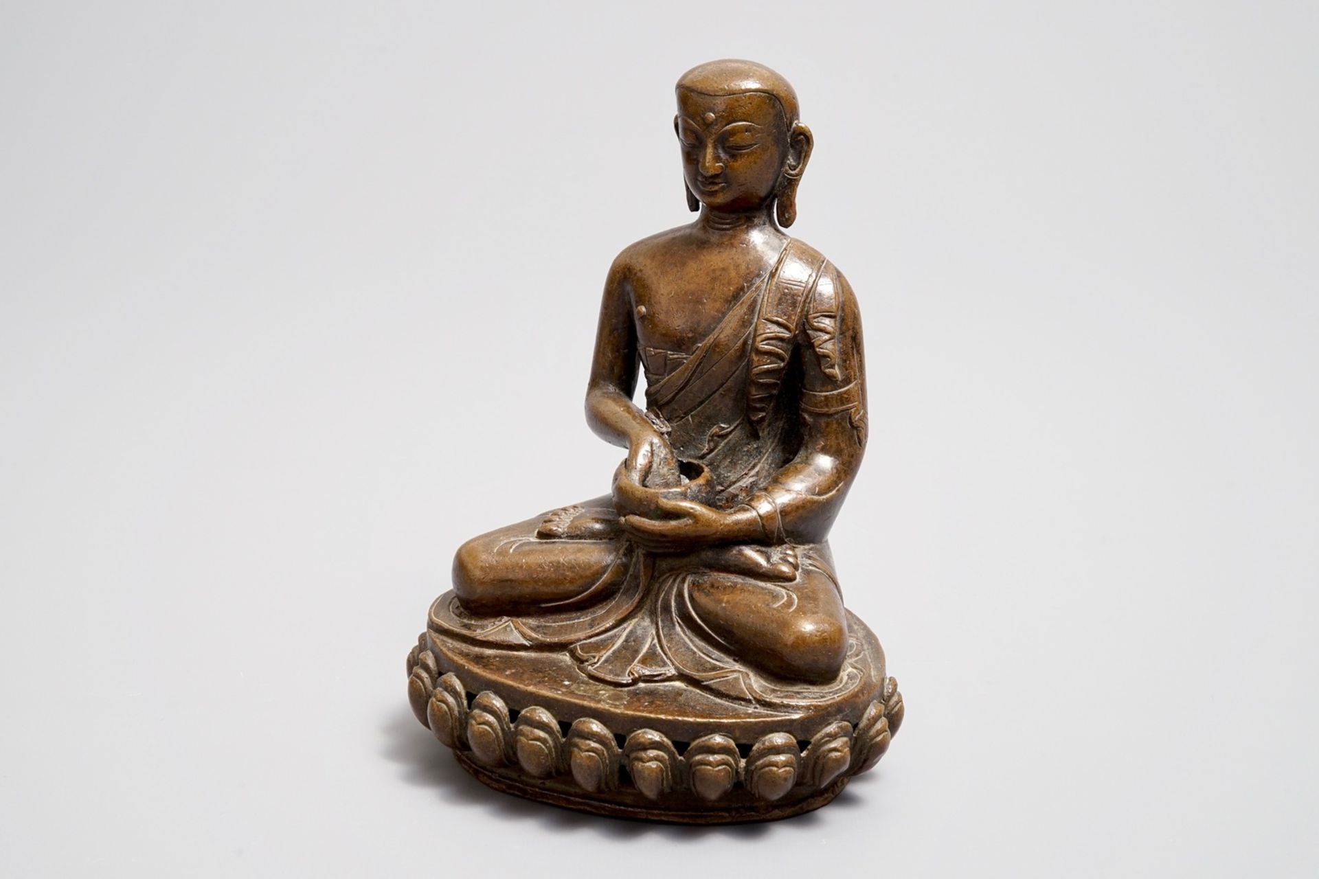 A Tibetan bronze figure of Buddha, 18/19th C. - Image 7 of 7