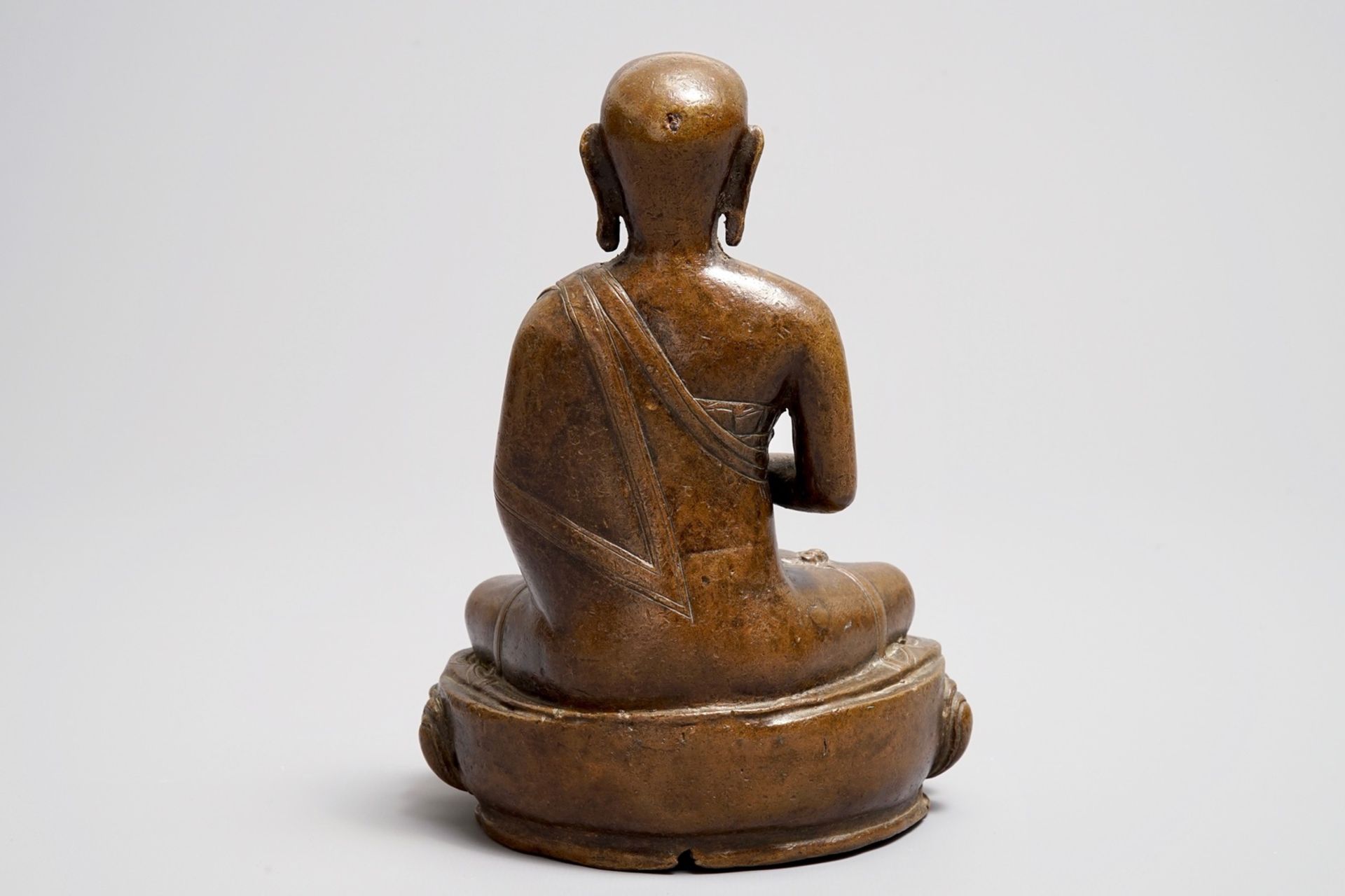 A Tibetan bronze figure of Buddha, 18/19th C. - Image 3 of 7