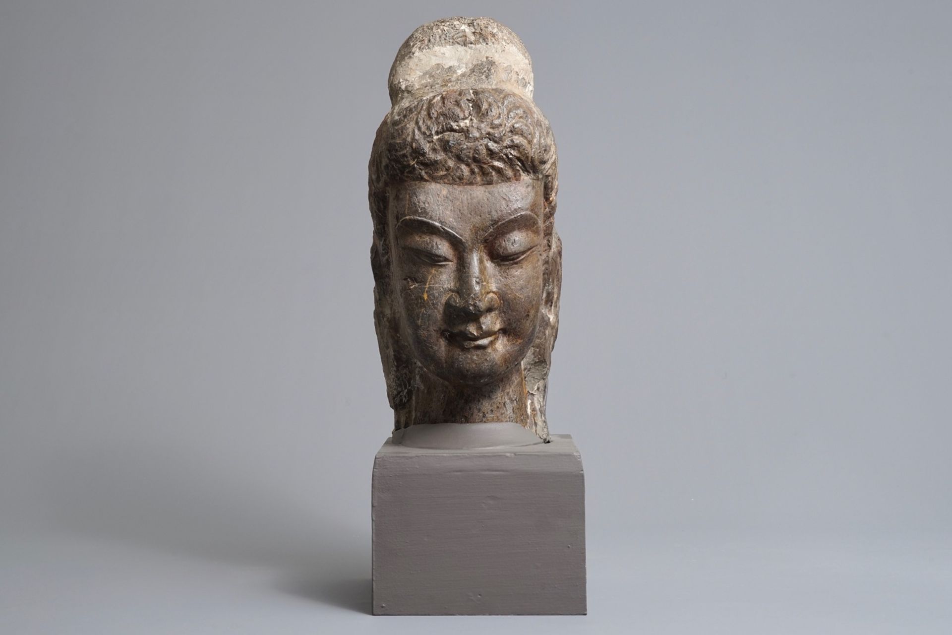 A Chinese carved limestone head of Buddha, Northern Wei (386-535) - Image 2 of 27