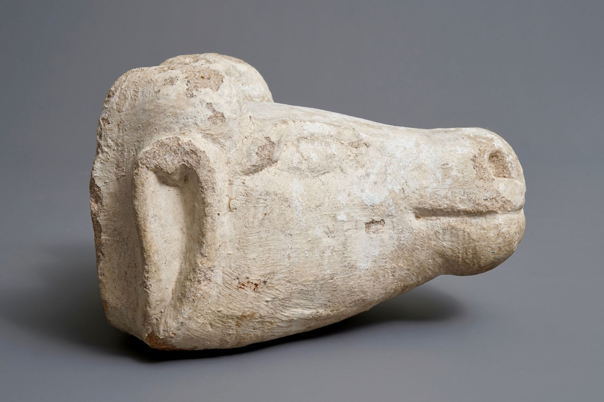 A carved stone fountain head in the shape of a buffalo, 17/18th C. - Image 3 of 7