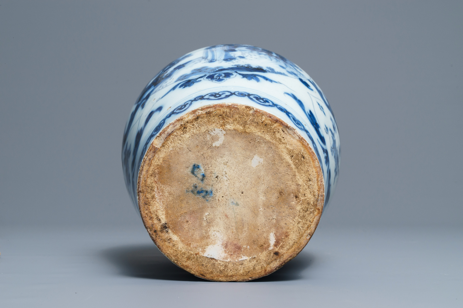 A Dutch Delft blue and white chinoiserie vase, last quarter 17th C. - Image 6 of 6